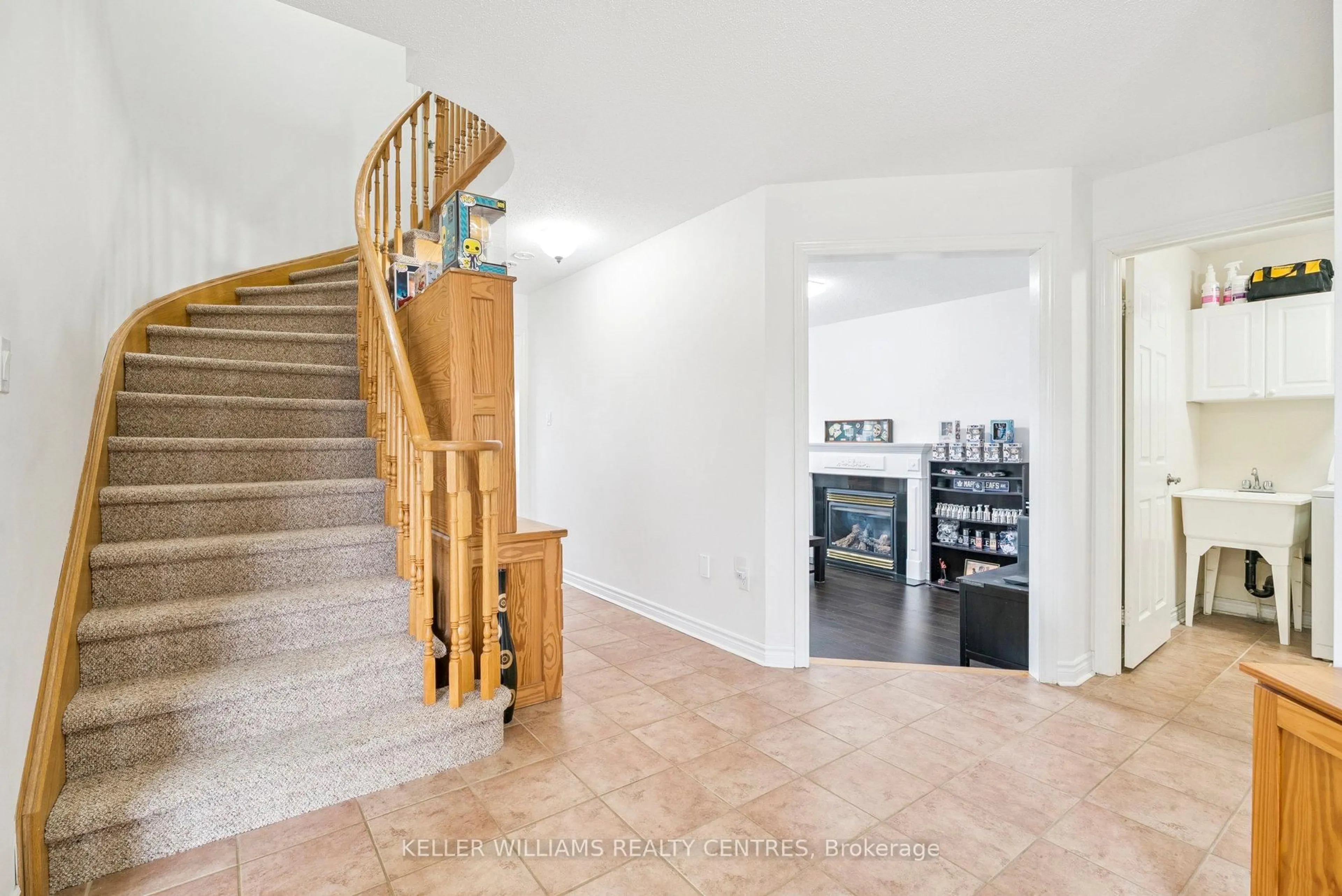Indoor foyer for 78 Stephanie Lane, Barrie Ontario L4N 0V9