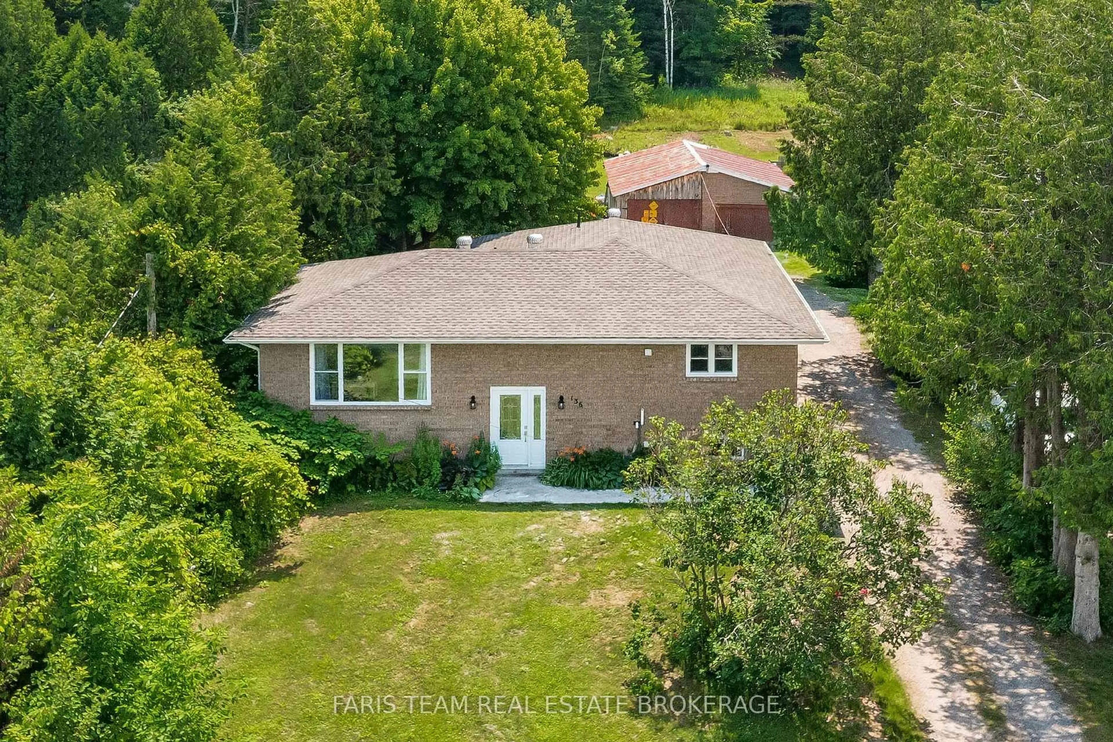 A pic from outside/outdoor area/front of a property/back of a property/a pic from drone, street for 136 Poyntz St, Penetanguishene Ontario L9M 1P4