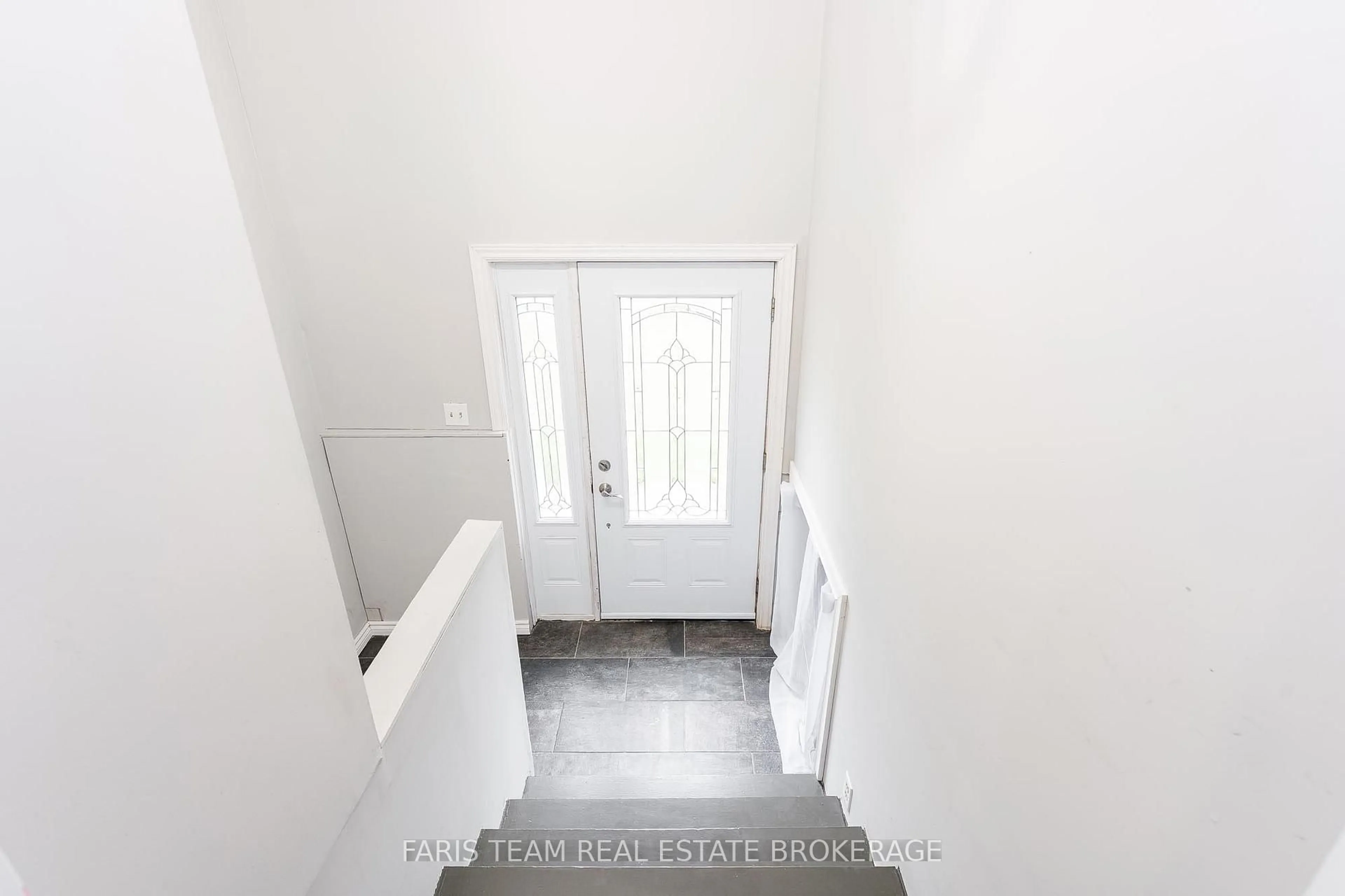 Indoor entryway for 136 Poyntz St, Penetanguishene Ontario L9M 1P4