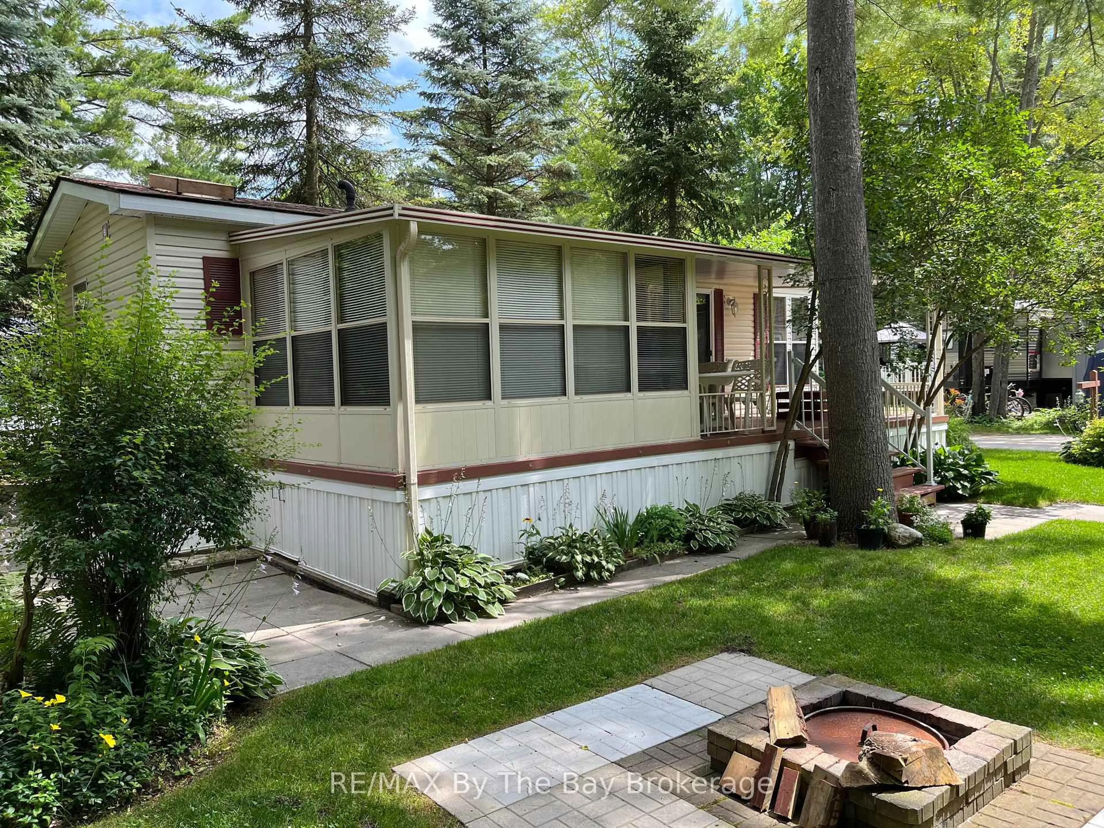 Home with vinyl exterior material, unknown for 85 Theme Park Dr #247, Wasaga Beach Ontario L9Z 1X7