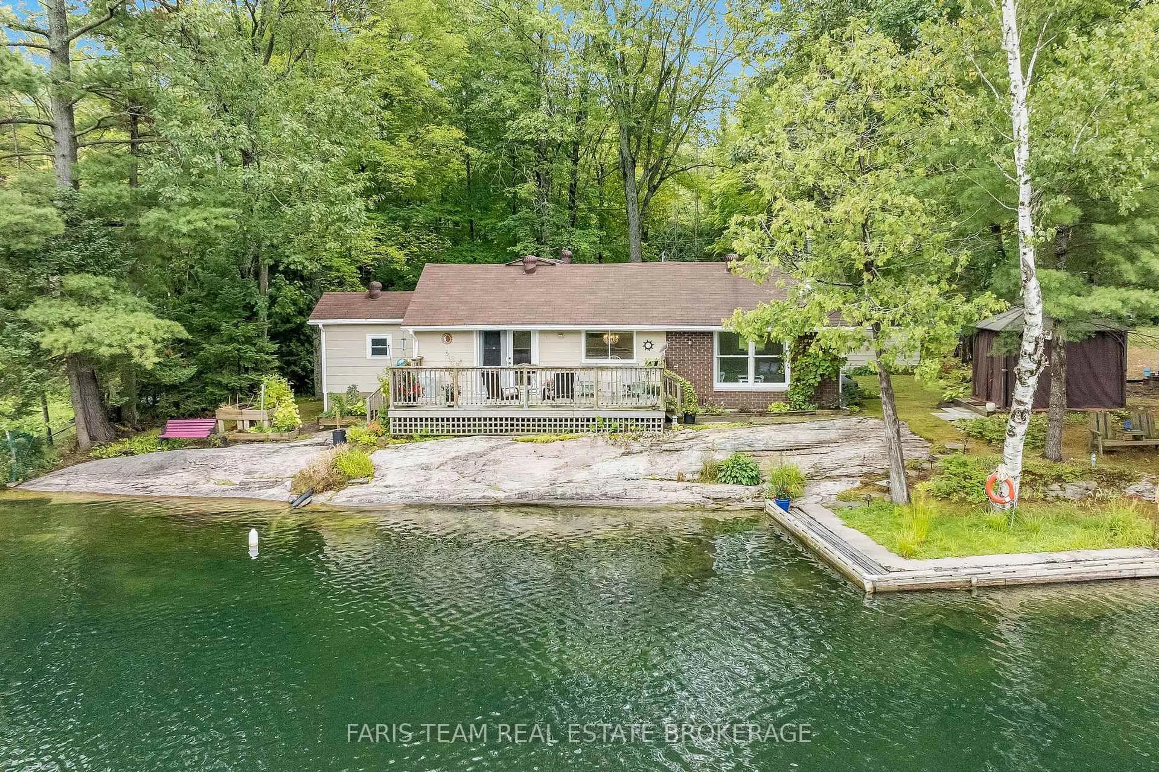 A pic from outside/outdoor area/front of a property/back of a property/a pic from drone, water/lake/river/ocean view for 8060 Oakridge Dr, Severn Ontario L0K 2B0