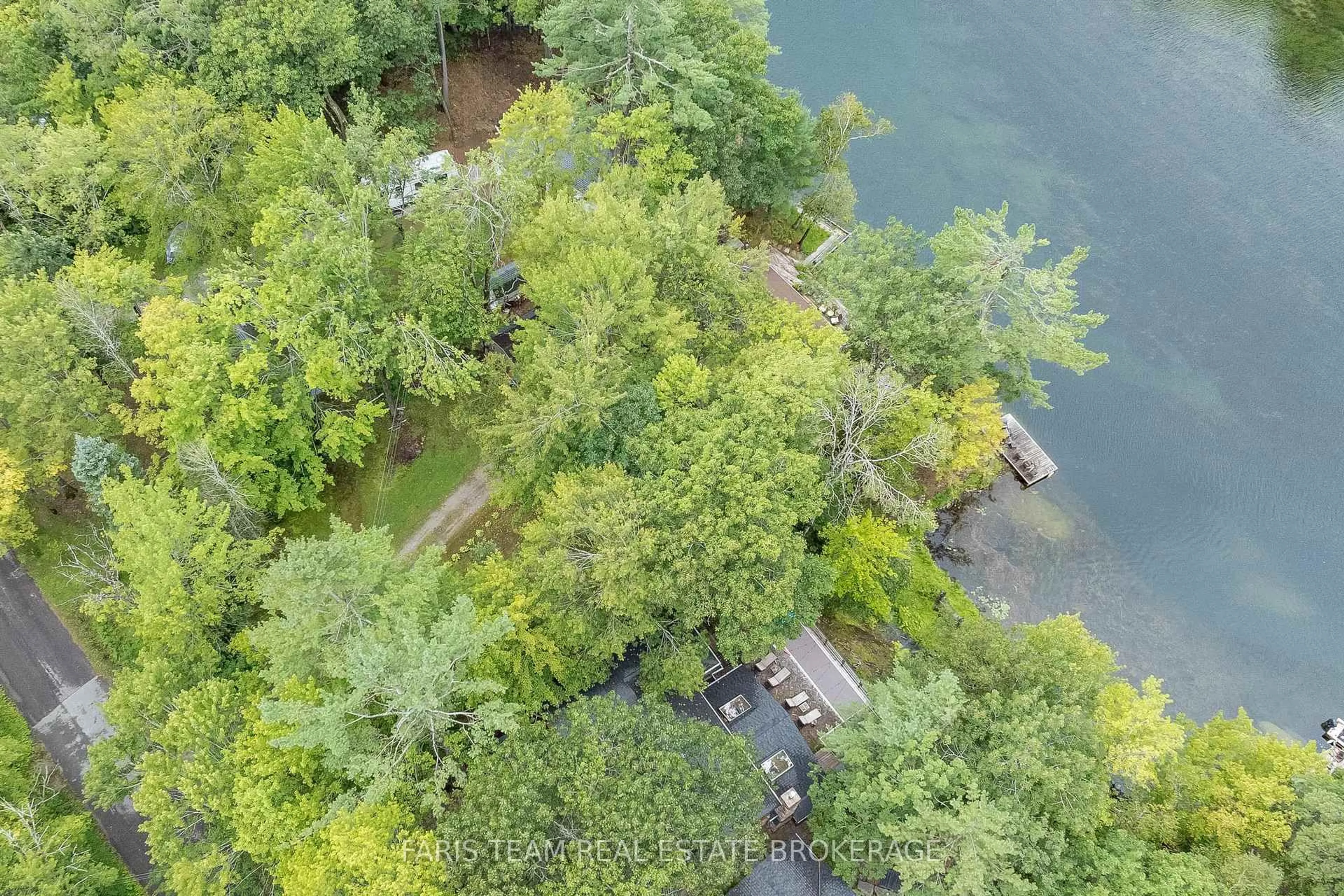A pic from outside/outdoor area/front of a property/back of a property/a pic from drone, water/lake/river/ocean view for 8060 Oakridge Dr, Severn Ontario L0K 2B0