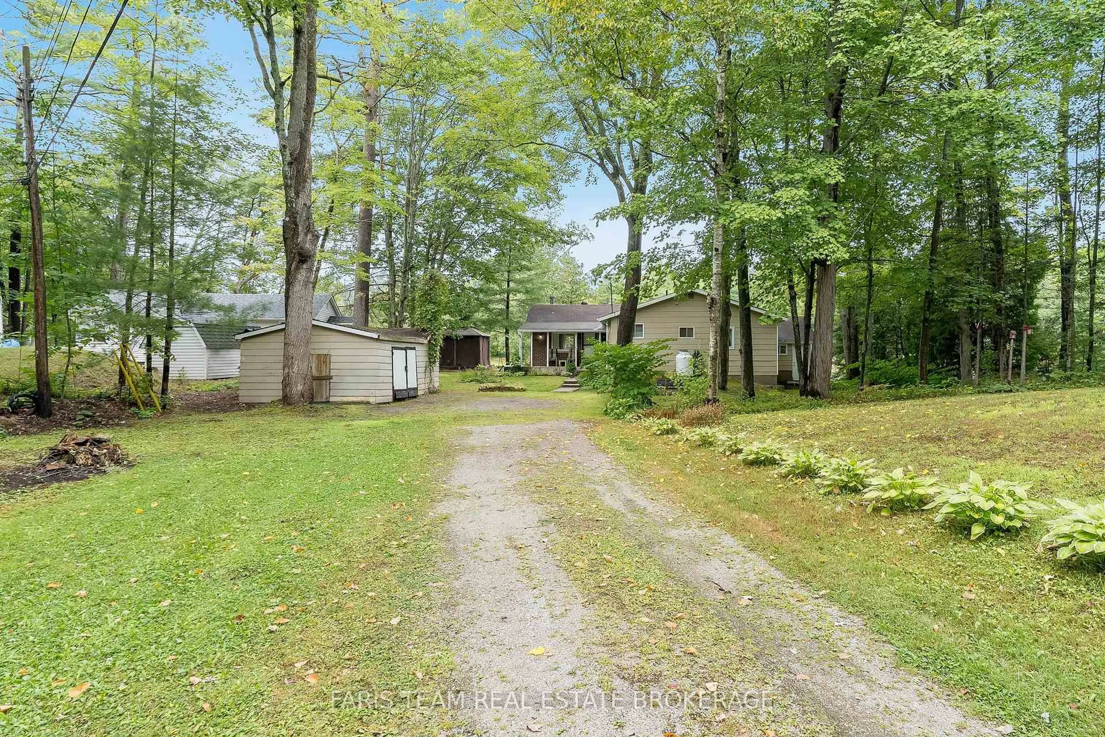 A pic from outside/outdoor area/front of a property/back of a property/a pic from drone, unknown for 8060 Oakridge Dr, Severn Ontario L0K 2B0