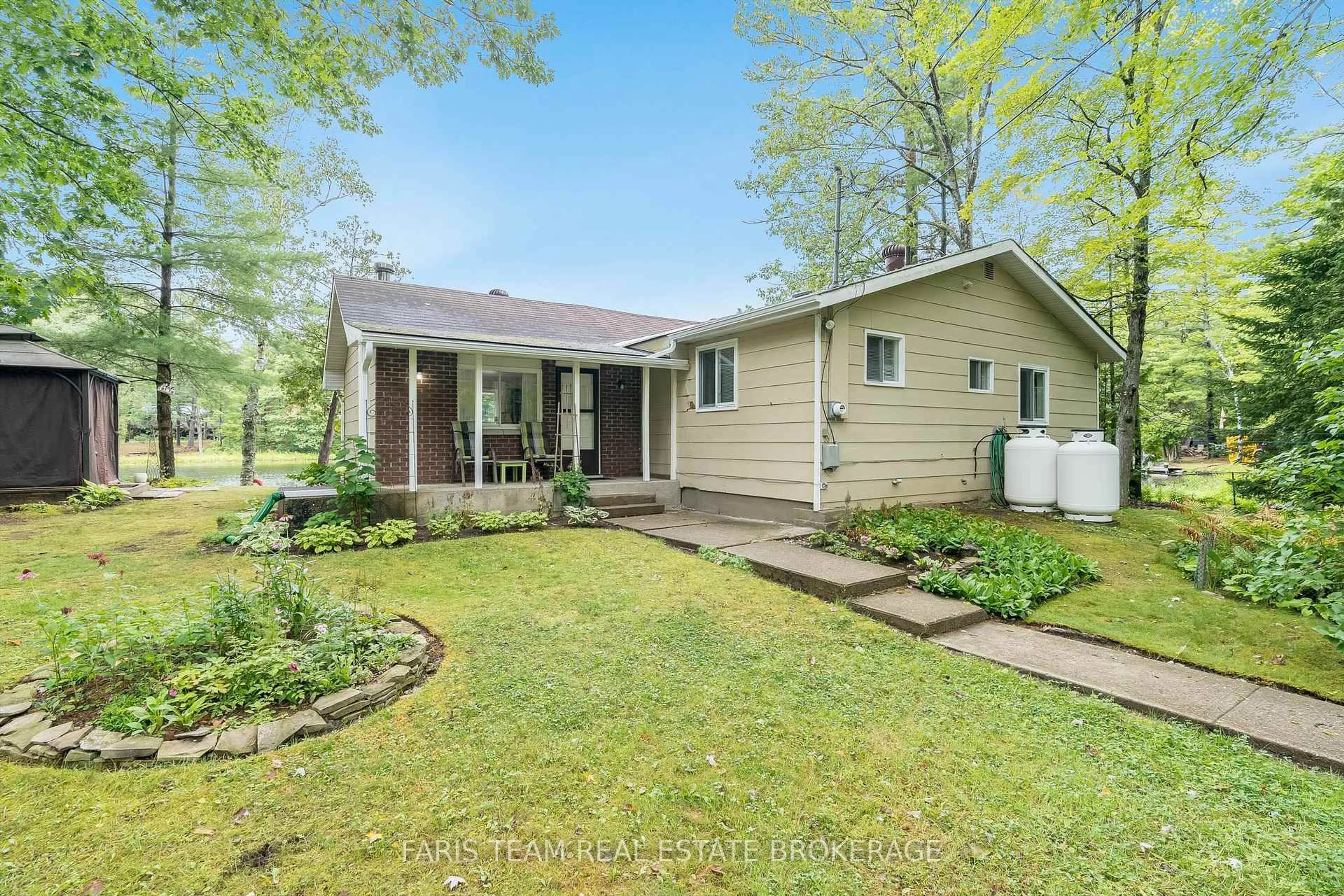 A pic from outside/outdoor area/front of a property/back of a property/a pic from drone, unknown for 8060 Oakridge Dr, Severn Ontario L0K 2B0