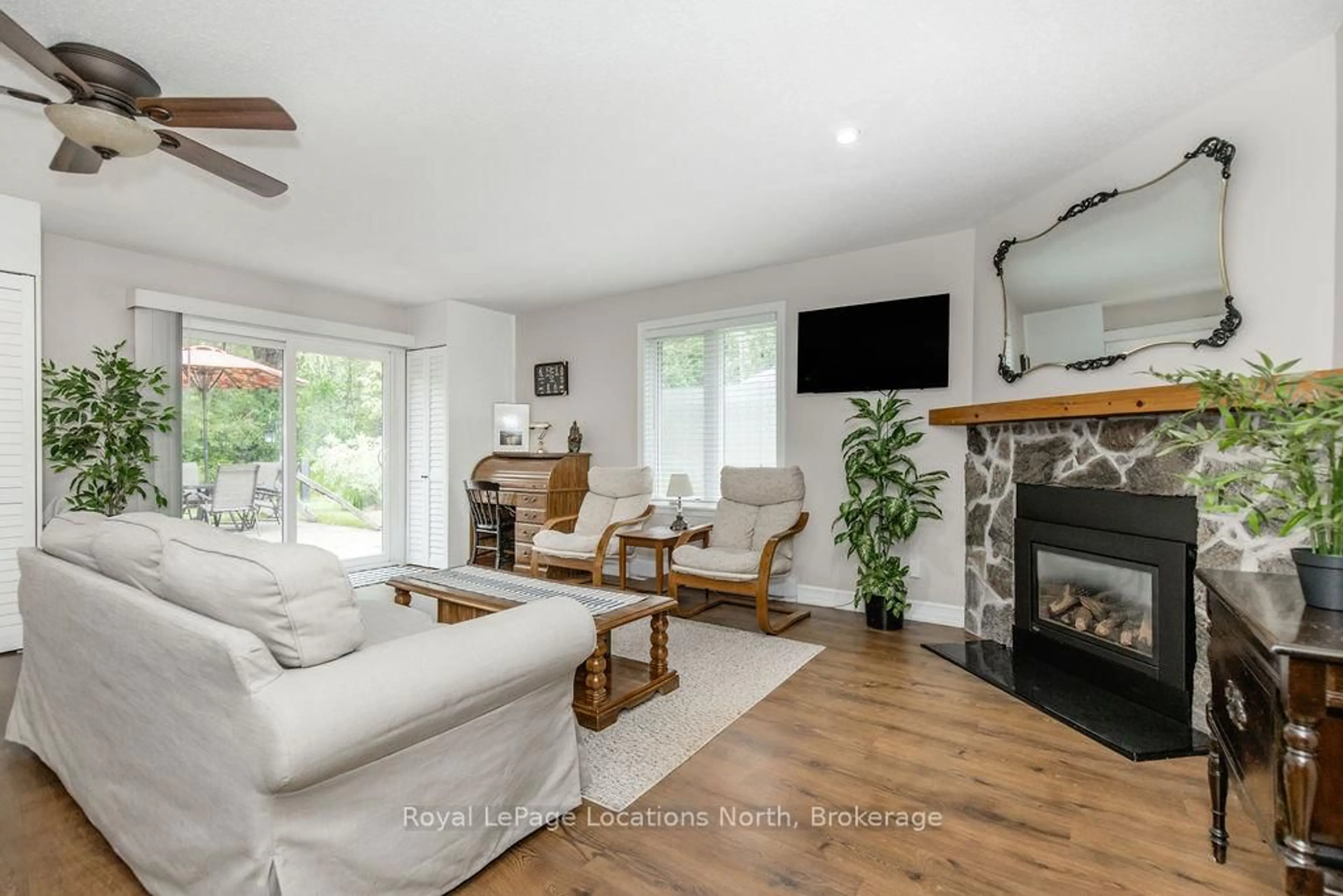 Living room with furniture, wood/laminate floor for 7 Trafalgar Rd, Collingwood Ontario L9Y 5G4