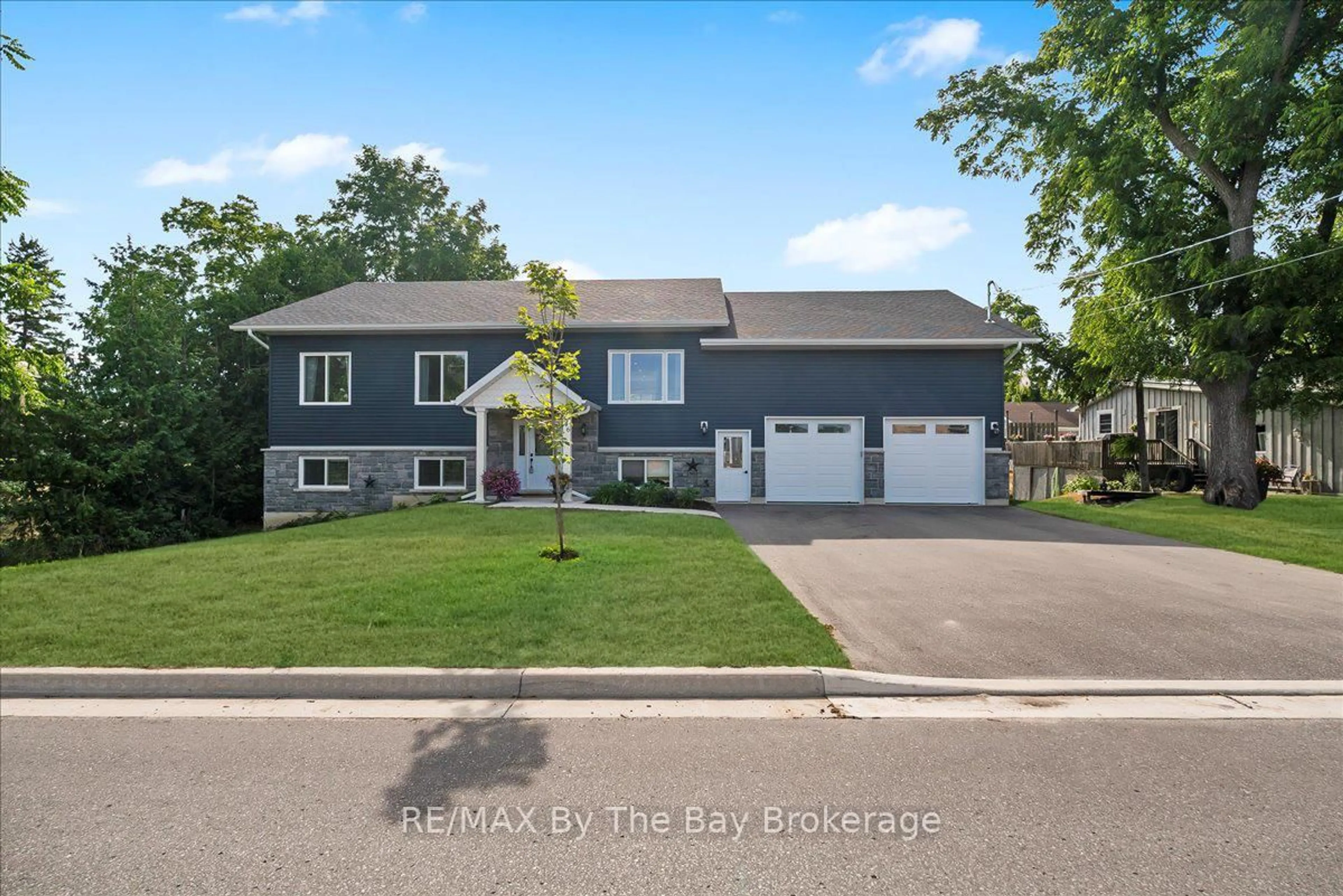 Home with vinyl exterior material, street for 146 Mary St, Clearview Ontario L0M 1G0