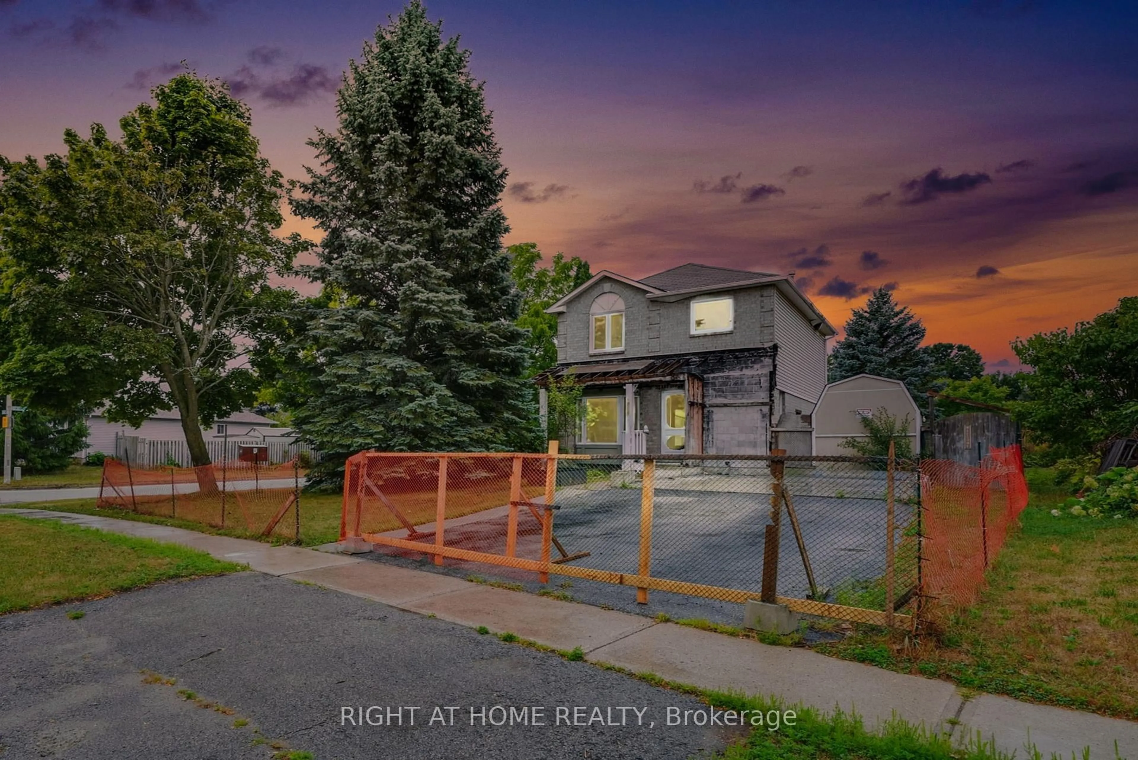 A pic from outside/outdoor area/front of a property/back of a property/a pic from drone, street for 14 Barre Dr, Barrie Ontario L4N 7N6