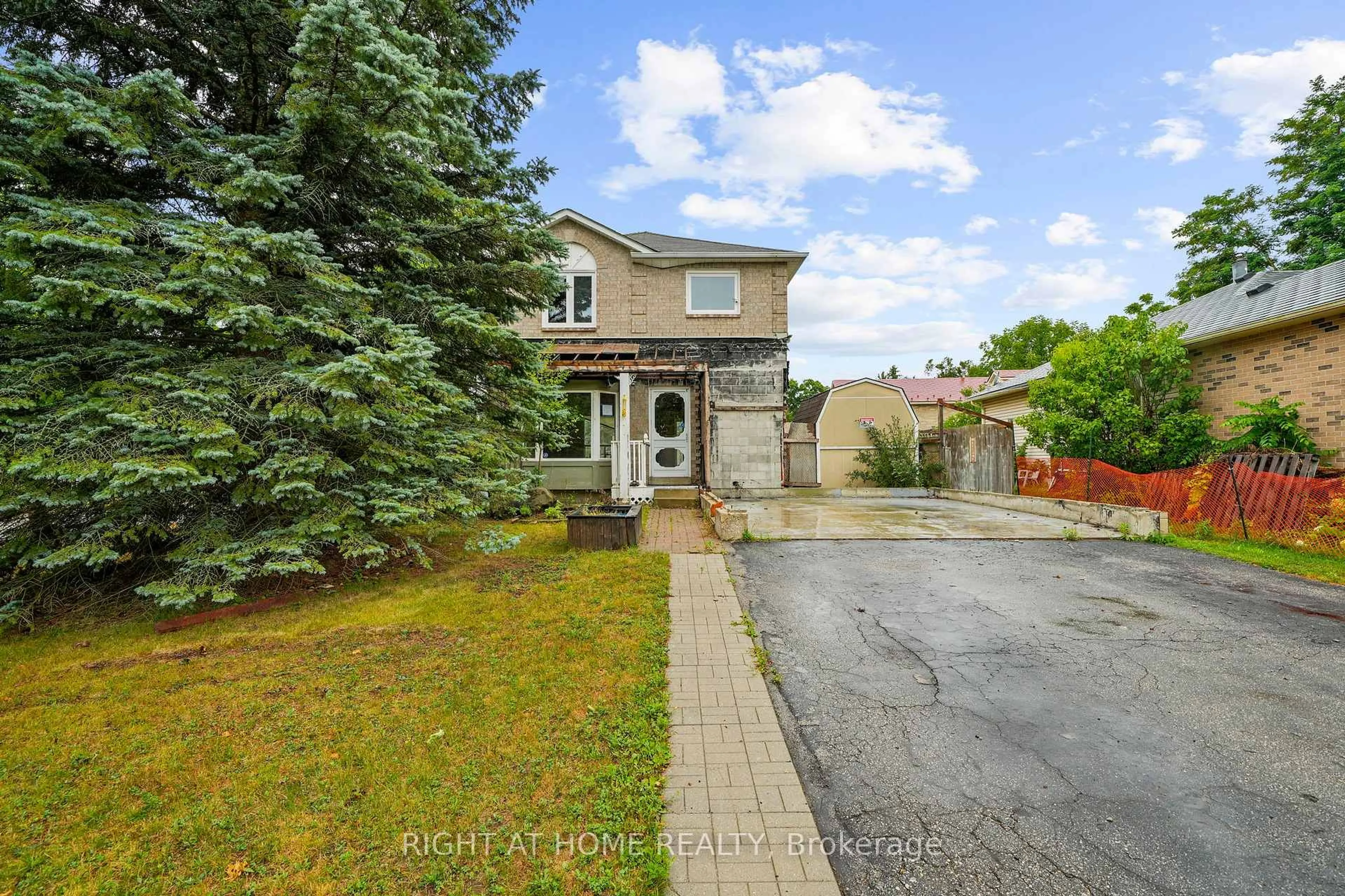 A pic from outside/outdoor area/front of a property/back of a property/a pic from drone, street for 14 Barre Dr, Barrie Ontario L4N 7N6