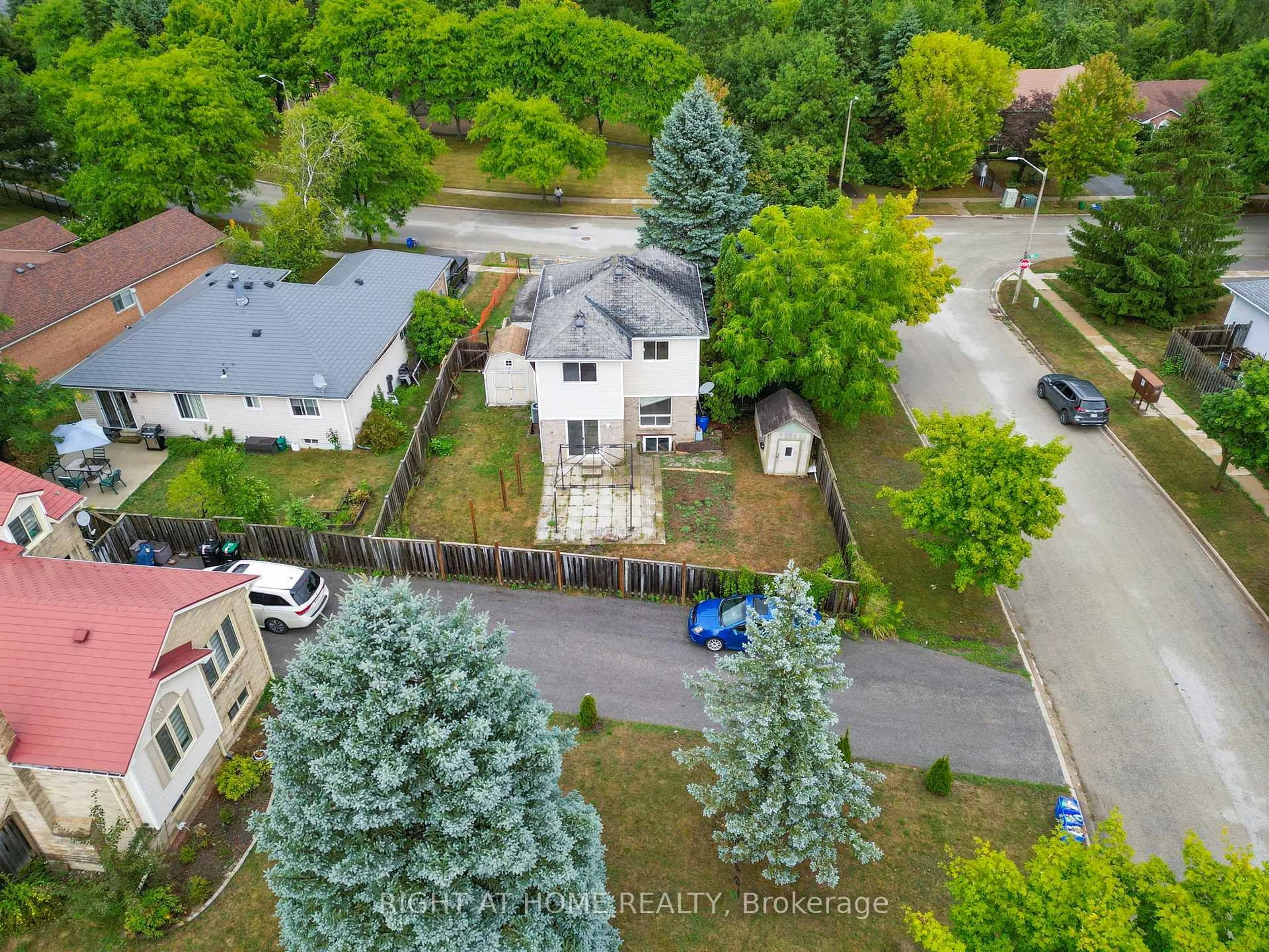 A pic from outside/outdoor area/front of a property/back of a property/a pic from drone, street for 14 Barre Dr, Barrie Ontario L4N 7N6