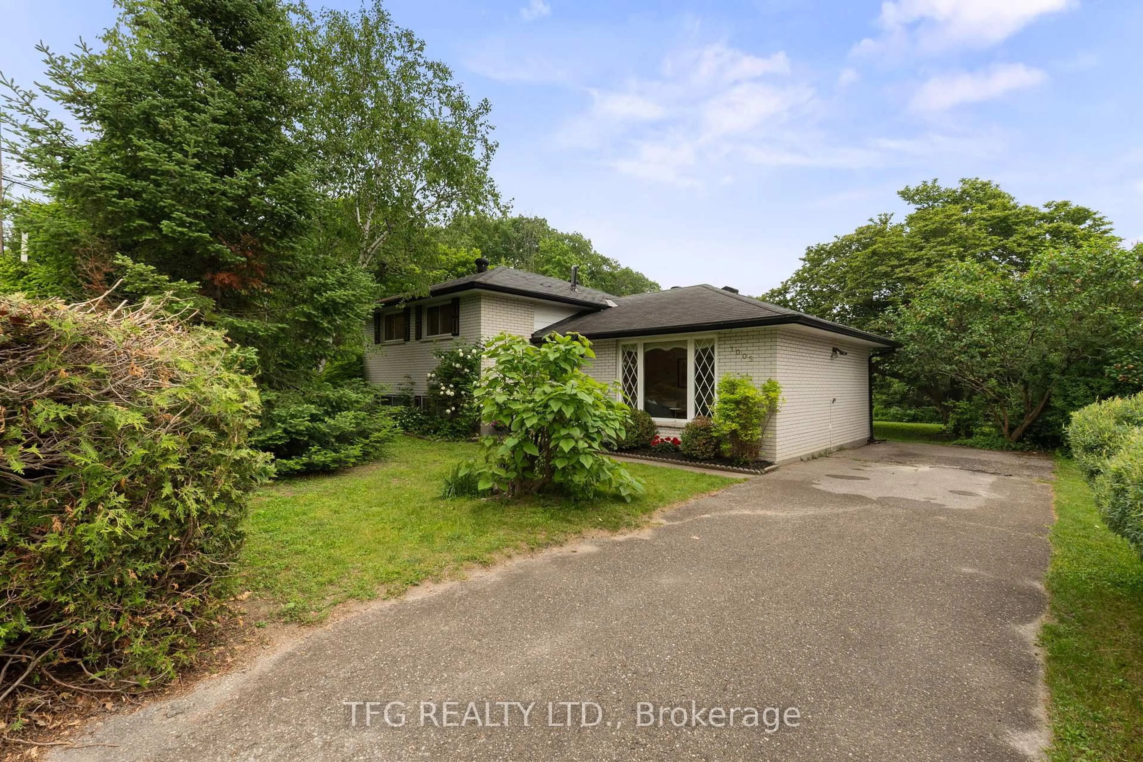 A pic from outside/outdoor area/front of a property/back of a property/a pic from drone, street for 1005 Everton Rd, Midland Ontario L4R 5H7