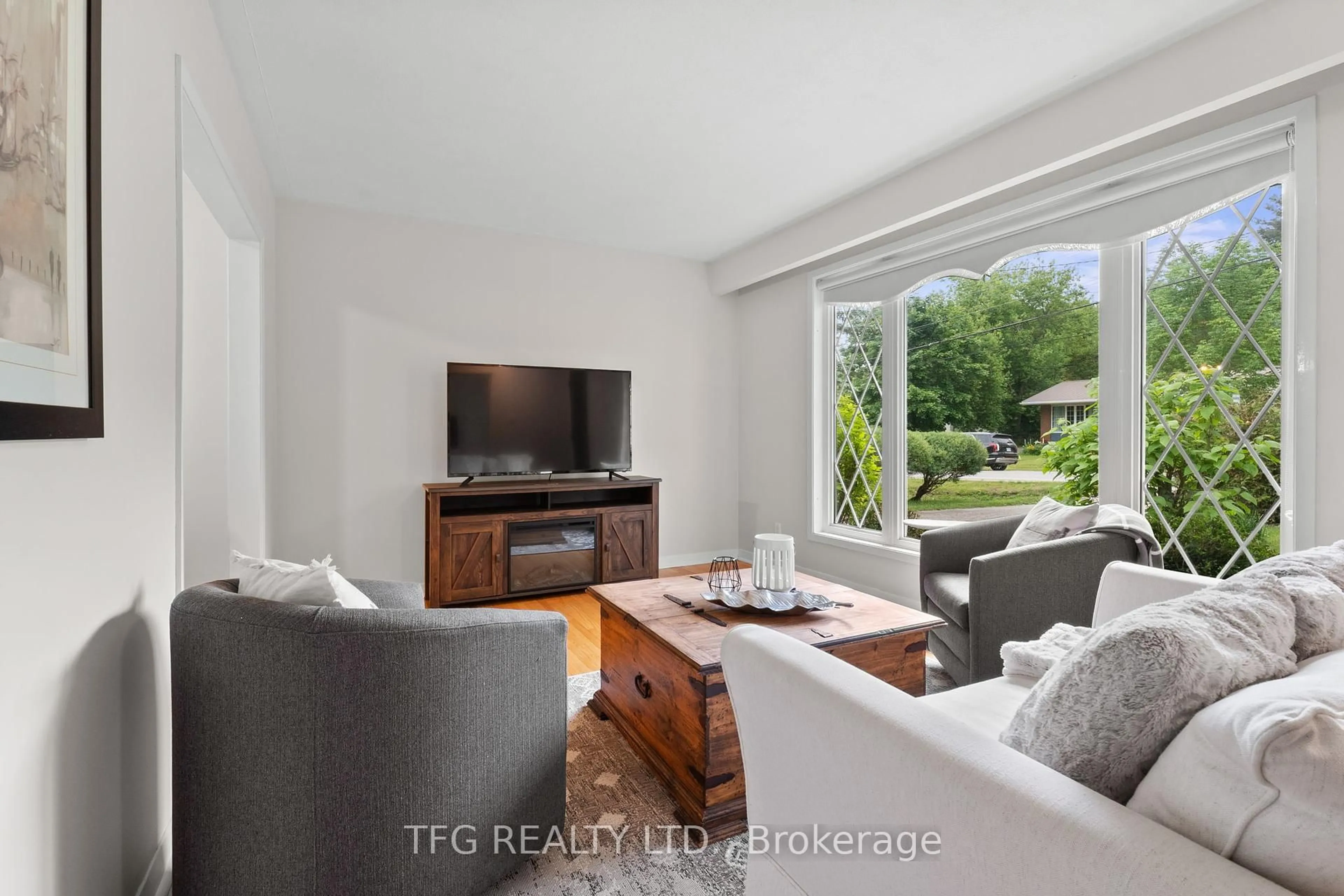Living room with furniture, wood/laminate floor for 1005 Everton Rd, Midland Ontario L4R 5H7