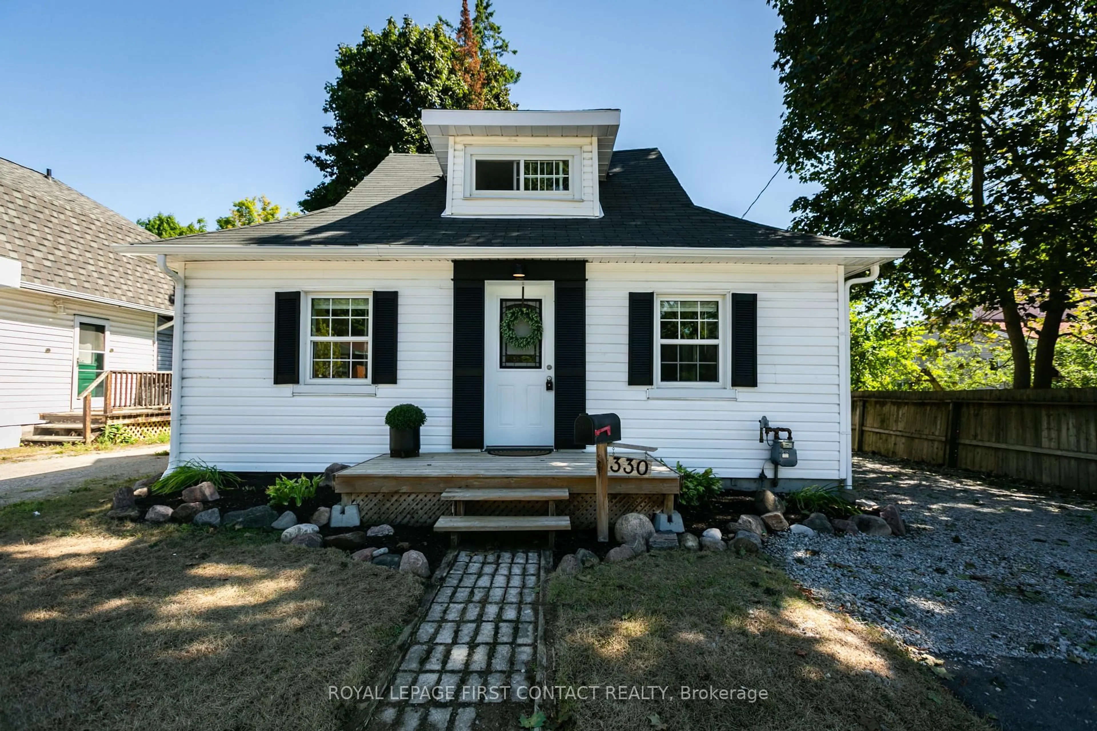 Home with vinyl exterior material, street for 330 Laclie St, Orillia Ontario L3V 4P3