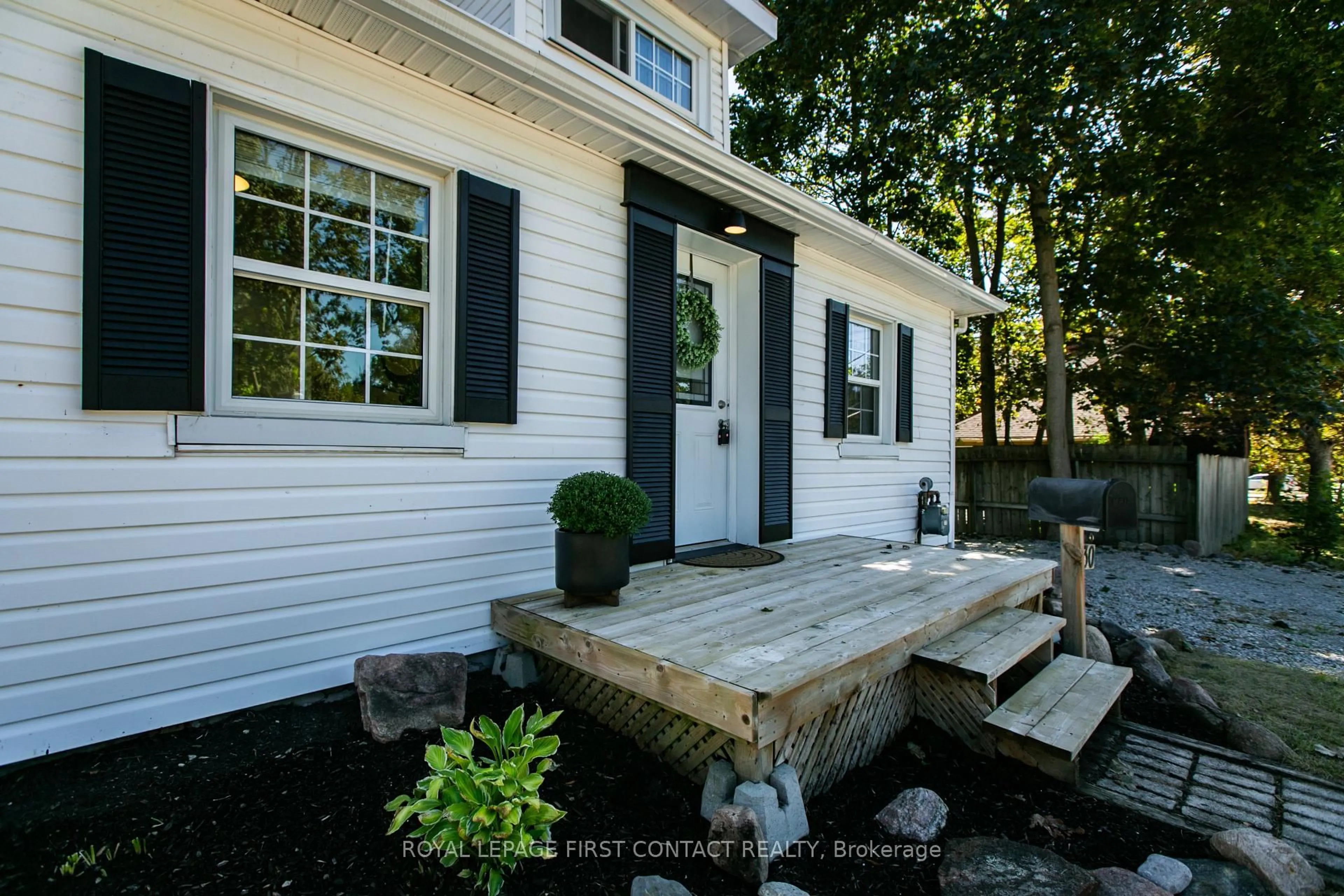Home with vinyl exterior material, street for 330 Laclie St, Orillia Ontario L3V 4P3