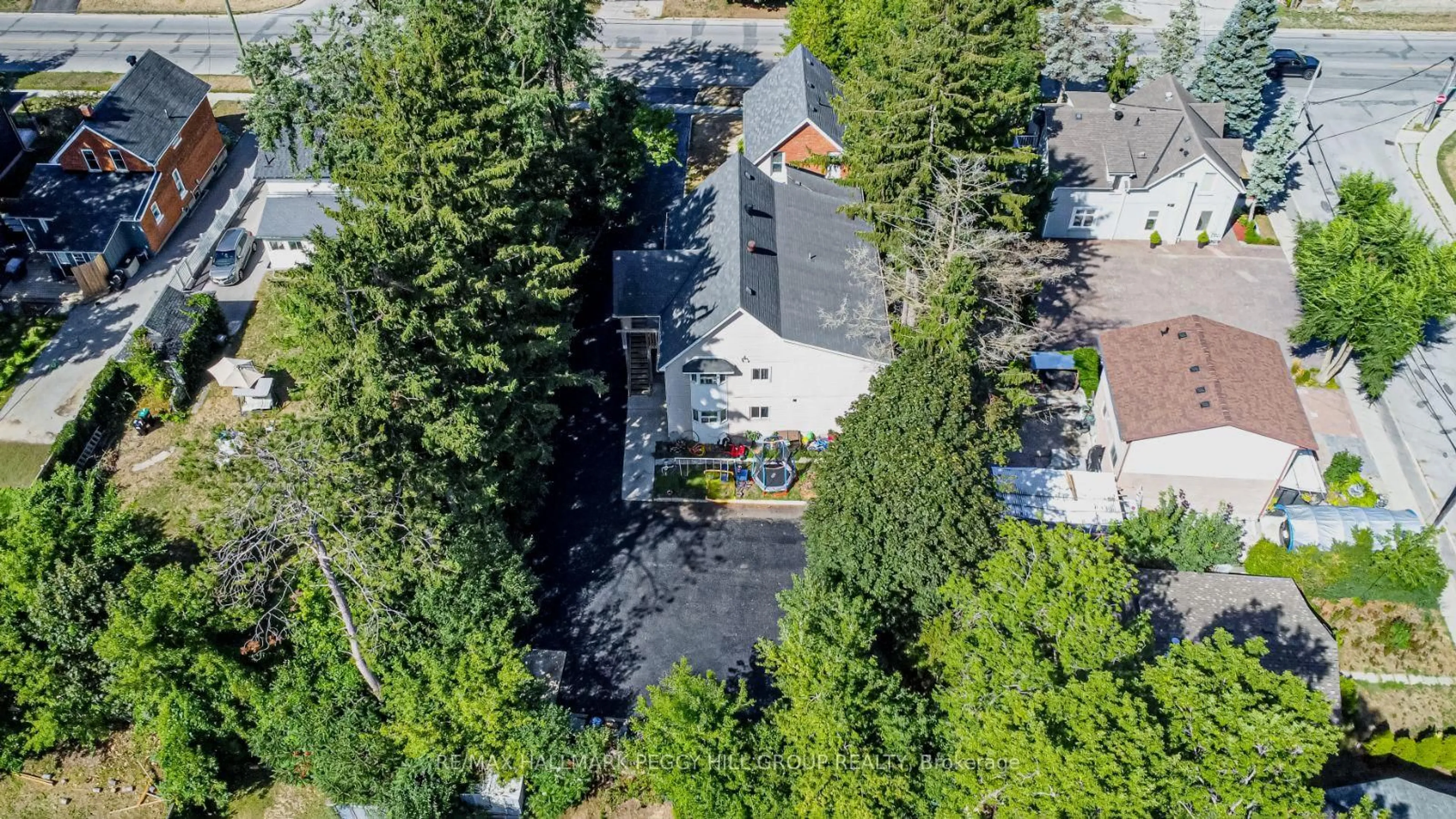 A pic from outside/outdoor area/front of a property/back of a property/a pic from drone, street for 81 Innisfil St, Barrie Ontario L4N 3E3