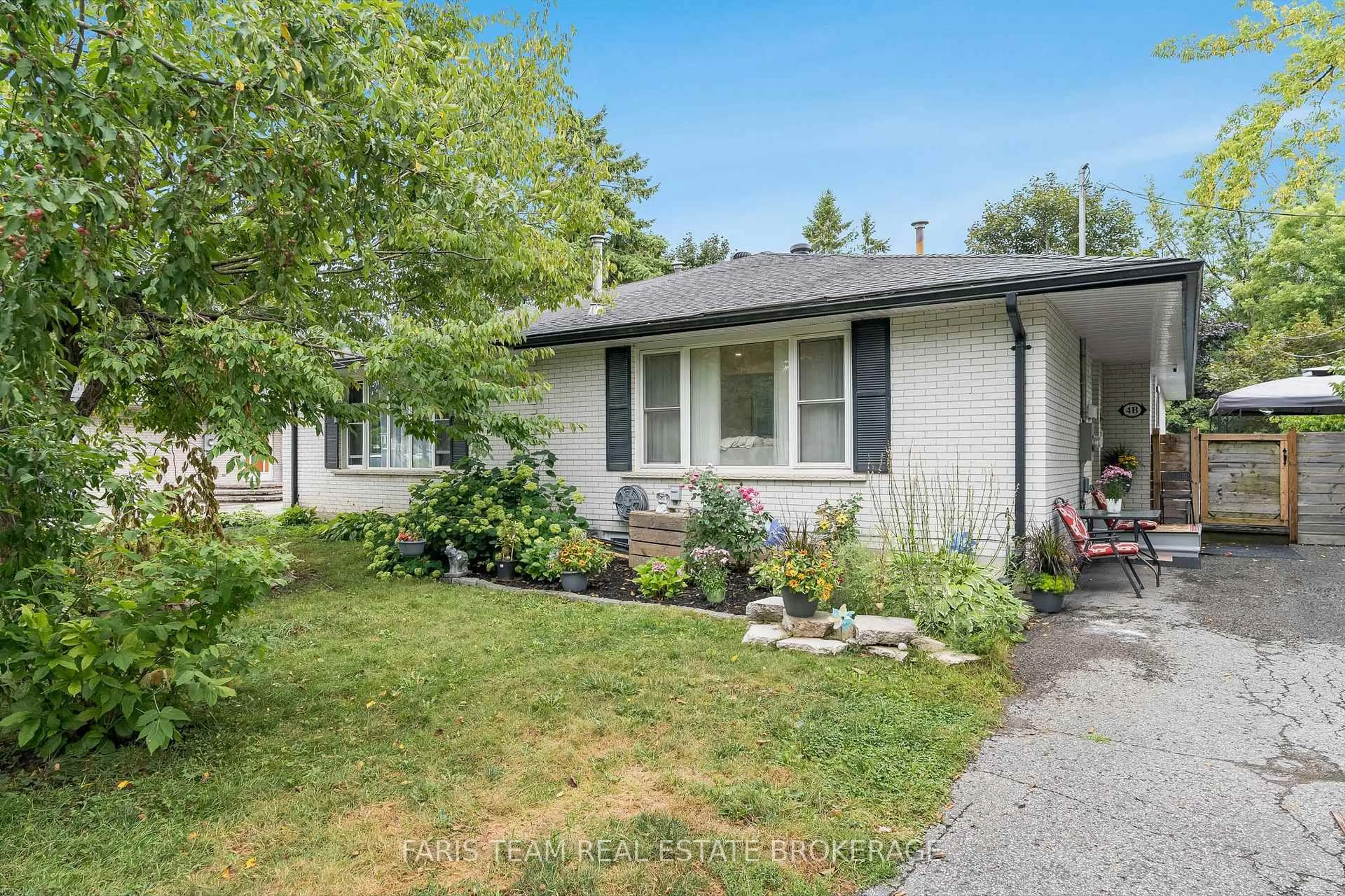 Home with vinyl exterior material, street for 4B Oak St, Barrie Ontario L4M 3T8