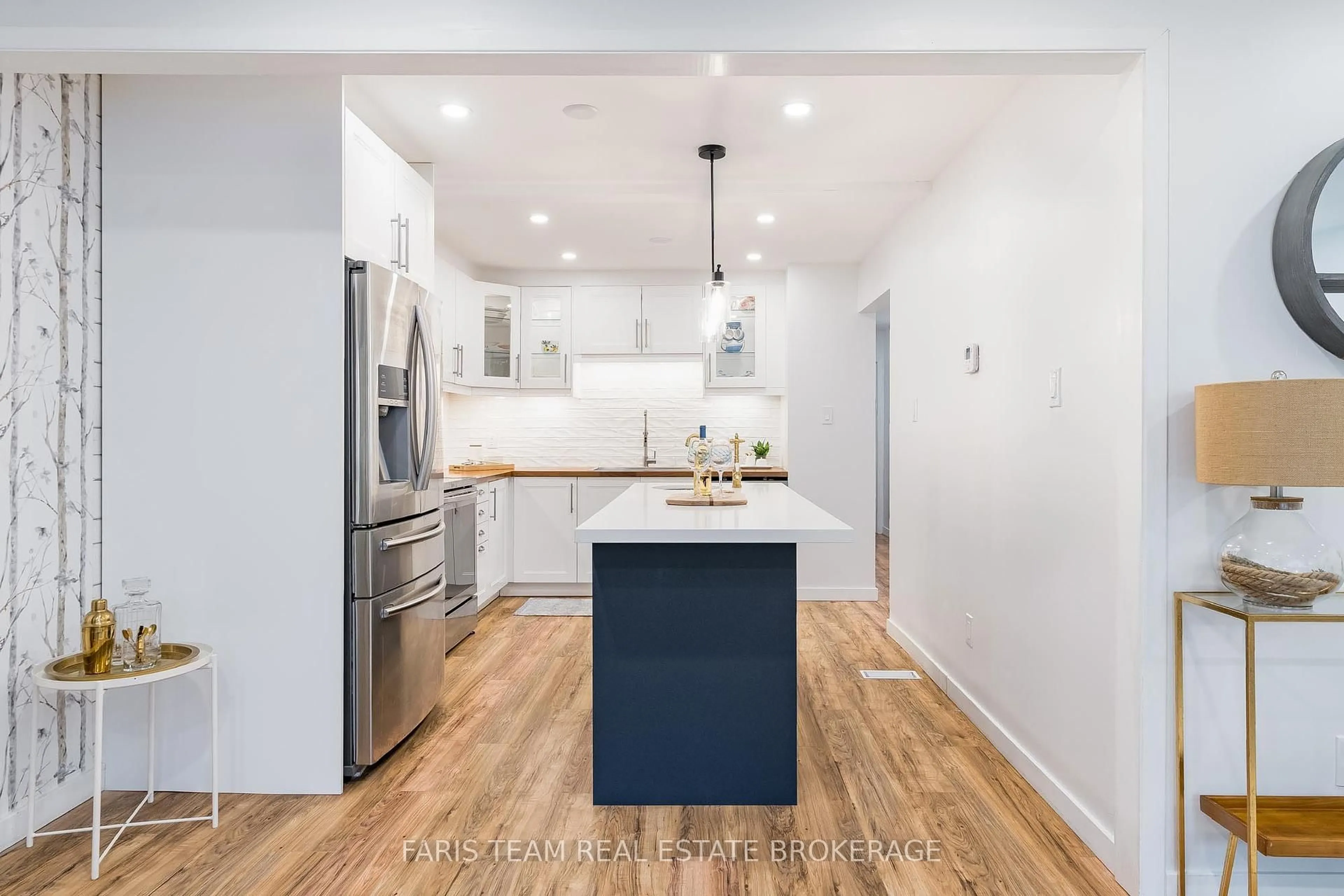 Open concept kitchen, wood/laminate floor for 4B Oak St, Barrie Ontario L4M 3T8