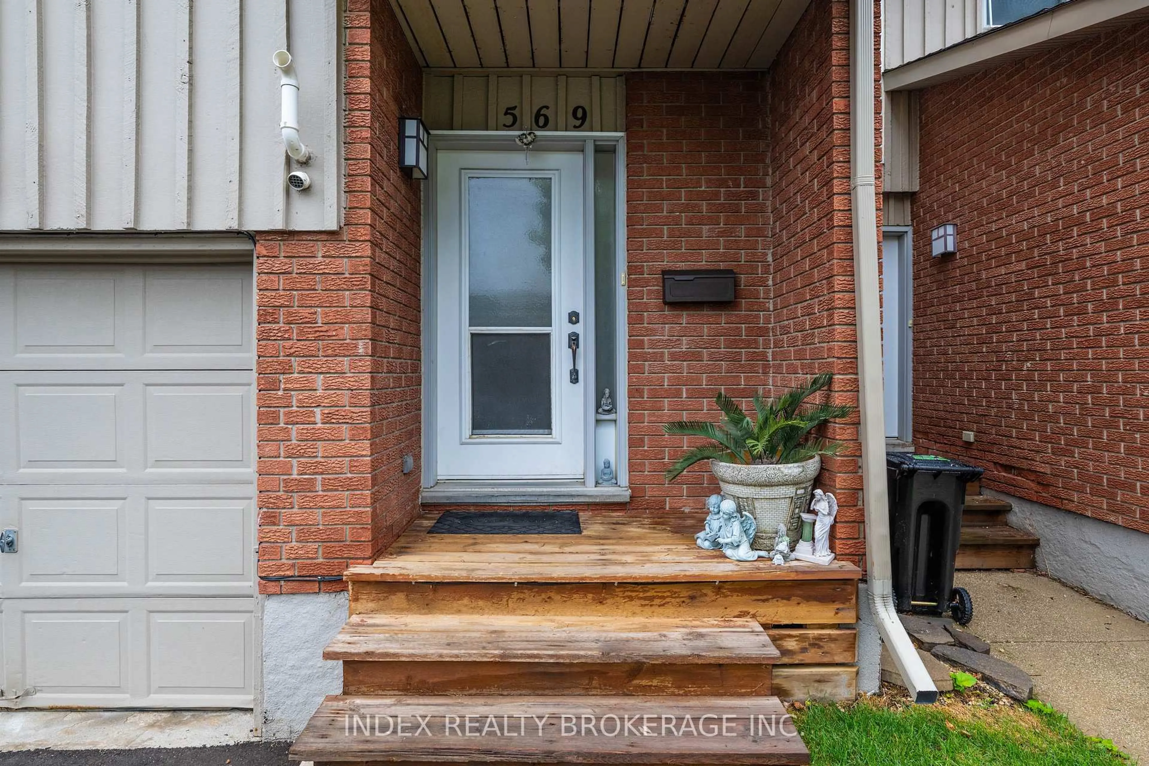 Indoor entryway for 569 Tenth St, Collingwood Ontario L9Y 4K6