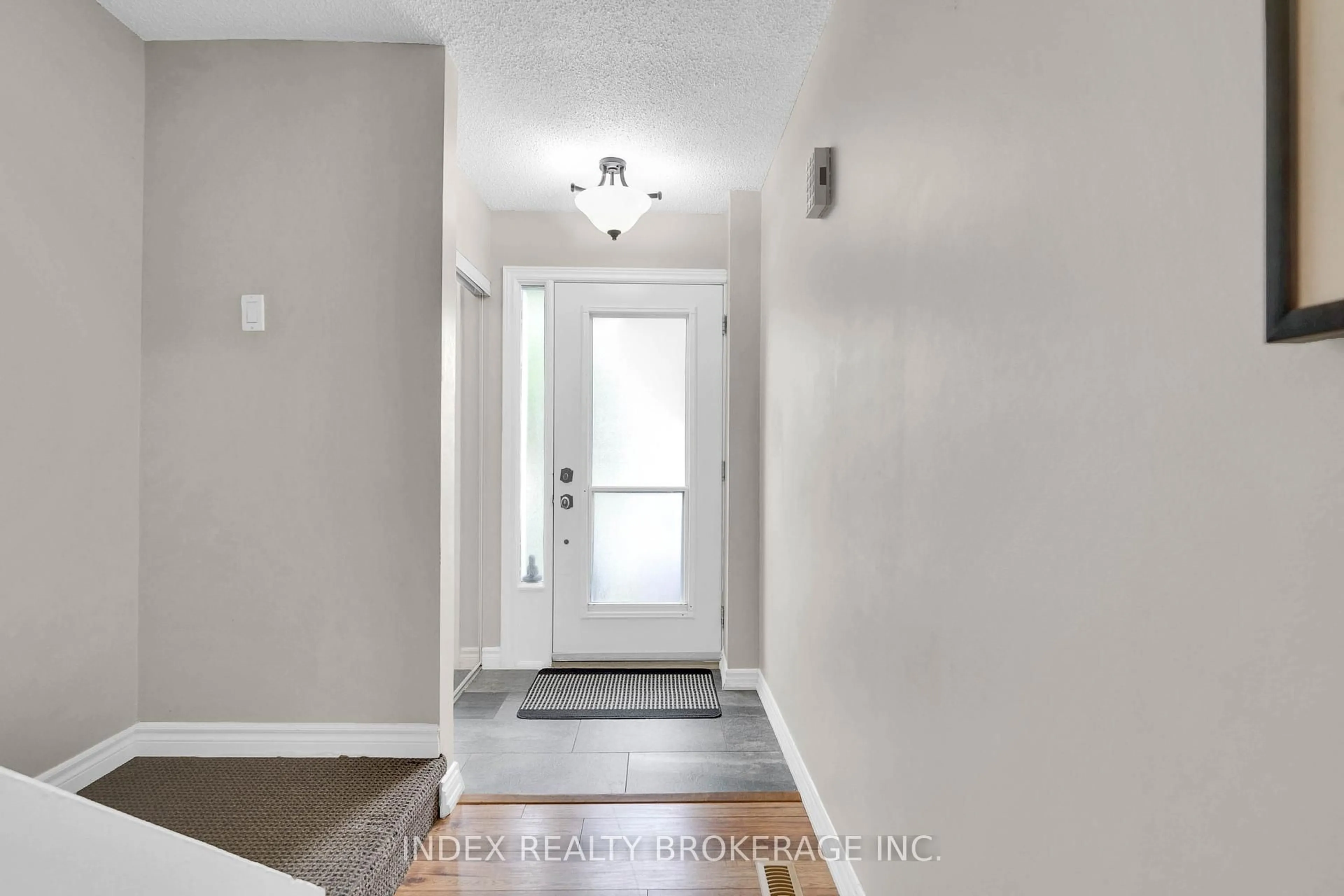 Indoor entryway for 569 Tenth St, Collingwood Ontario L9Y 4K6