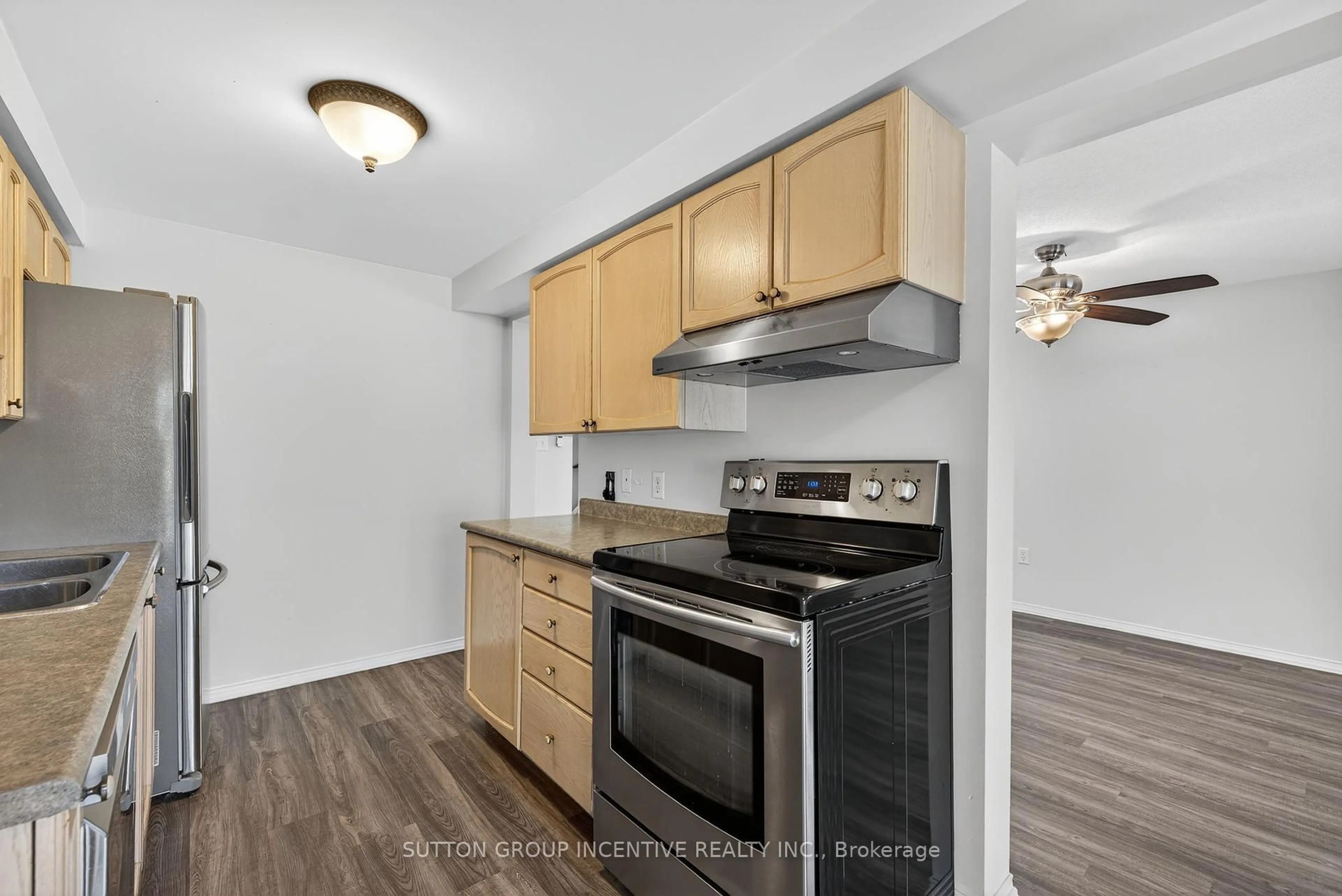 Standard kitchen, wood/laminate floor for 189 Nathan Cres, Barrie Ontario L4N 0S4