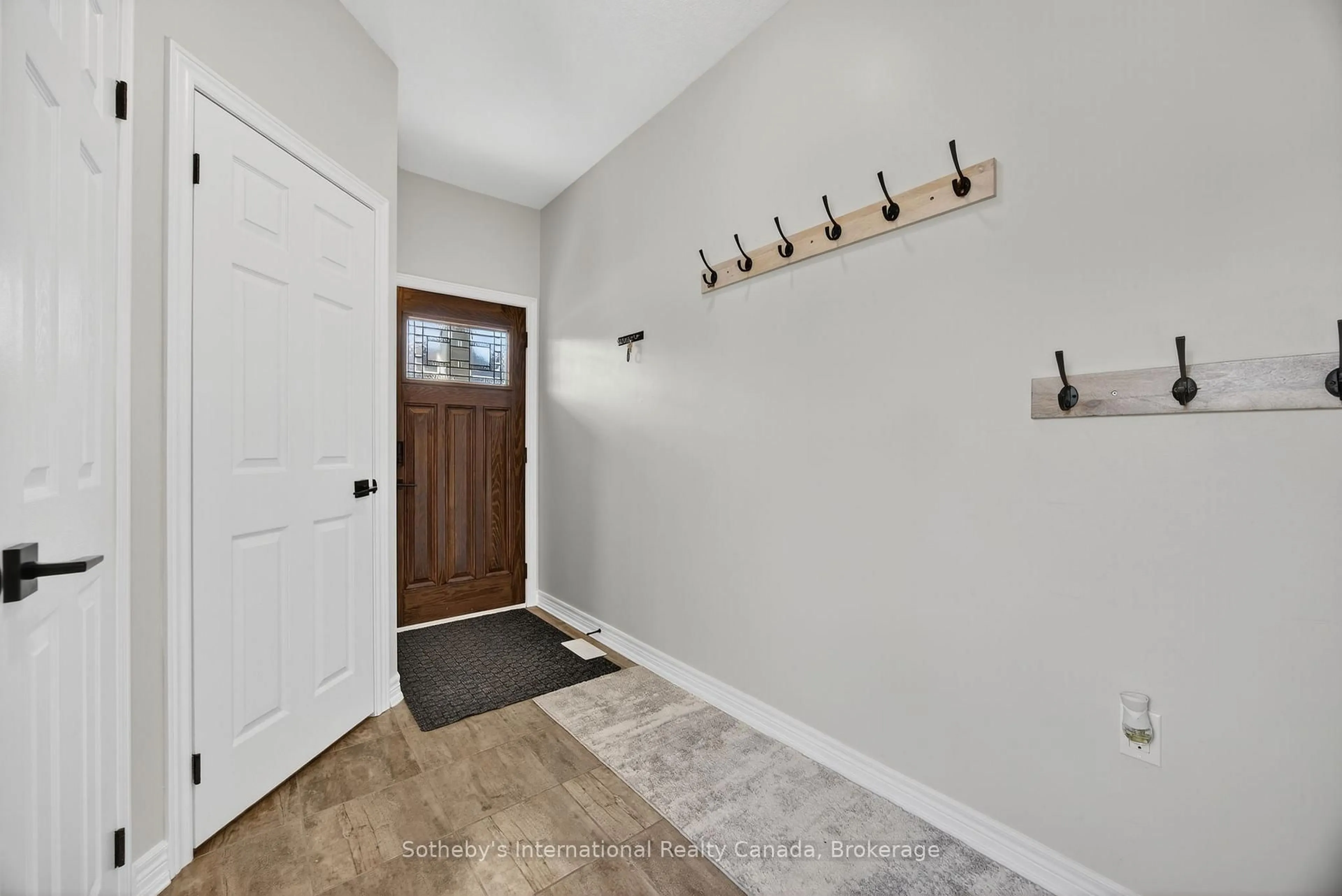 Indoor entryway for 100 Archer Ave, Collingwood Ontario L9Y 3B7