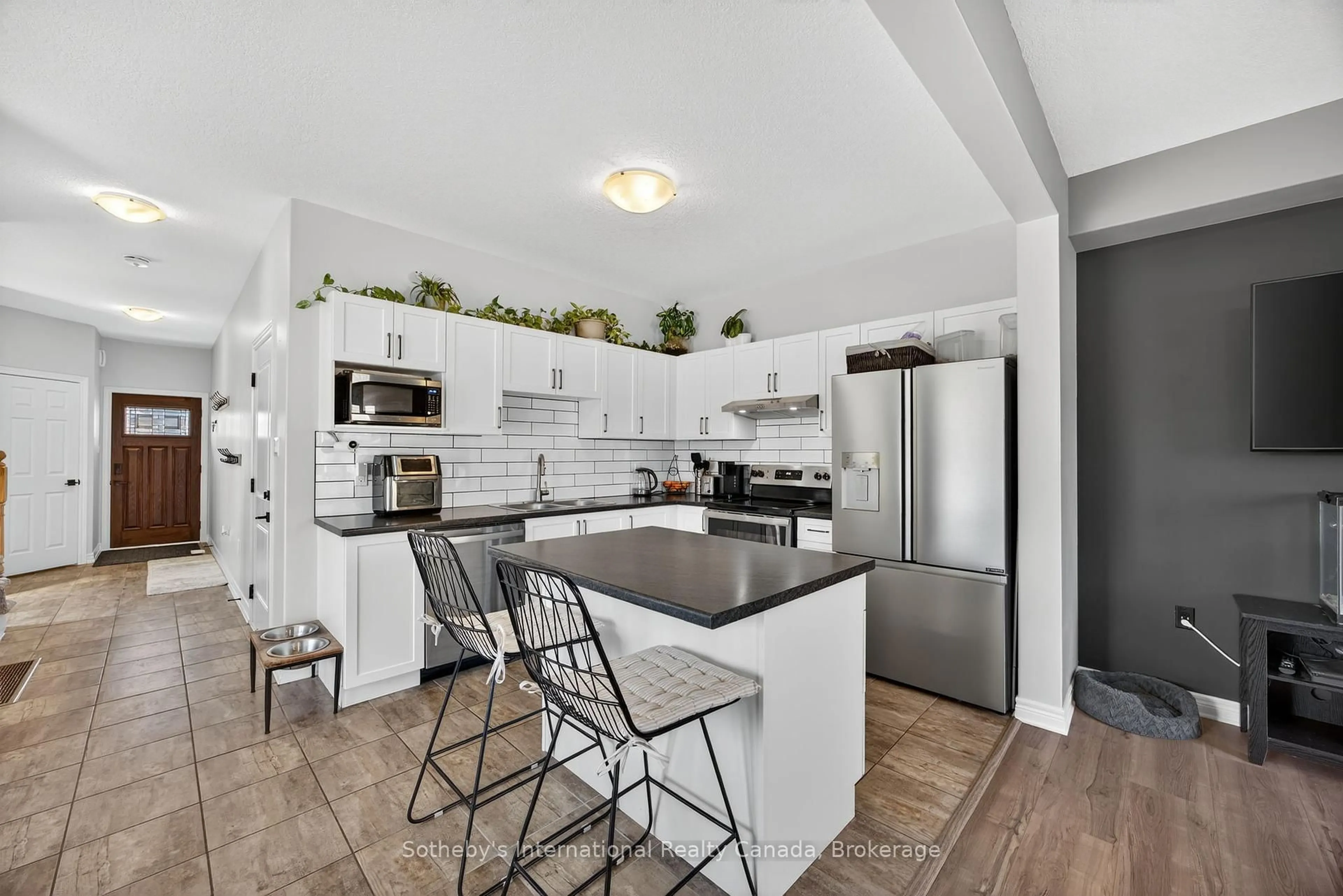 Open concept kitchen, ceramic/tile floor for 100 Archer Ave, Collingwood Ontario L9Y 3B7