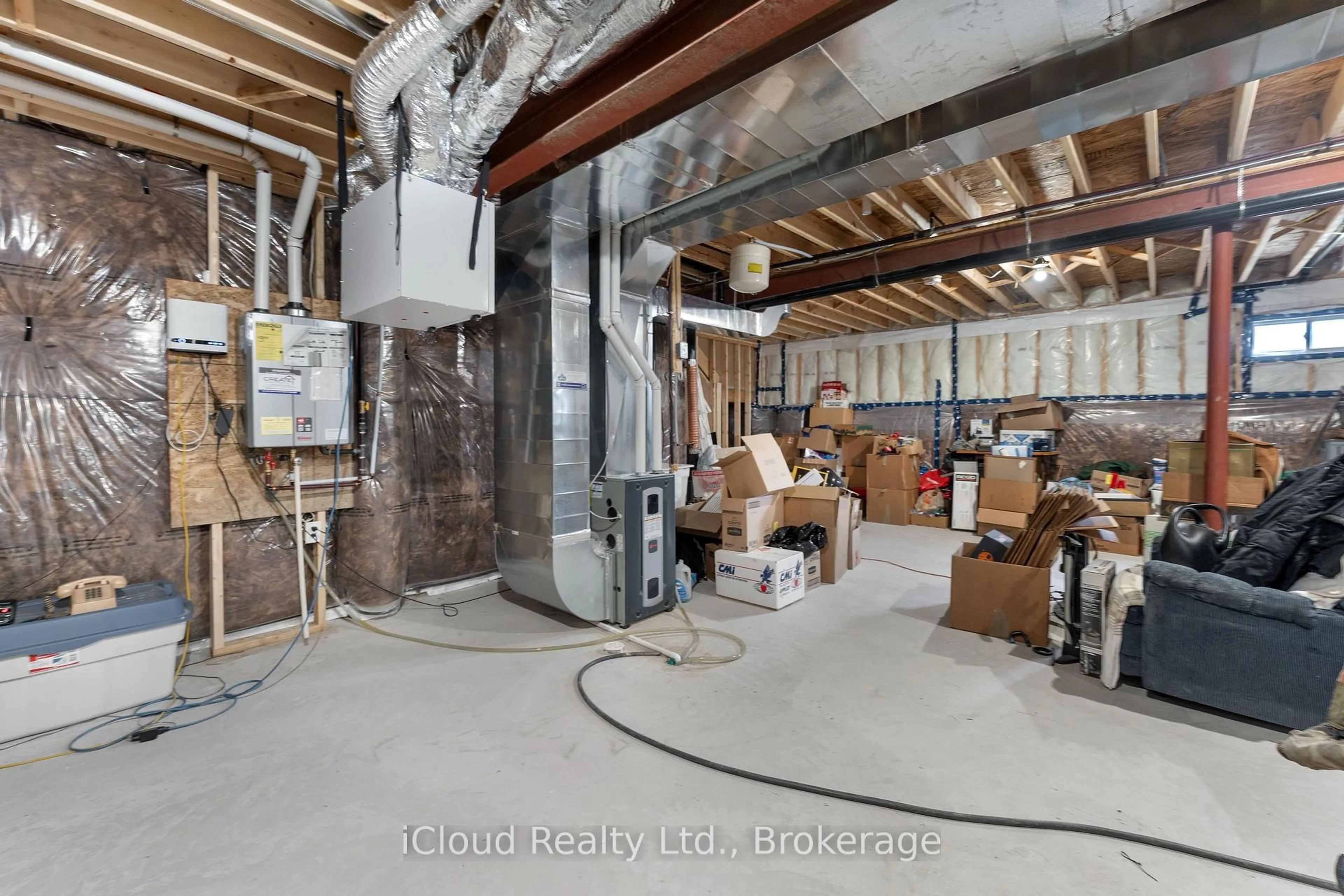 Indoor garage for 1 Revol Rd, Penetanguishene Ontario L9M 0W8