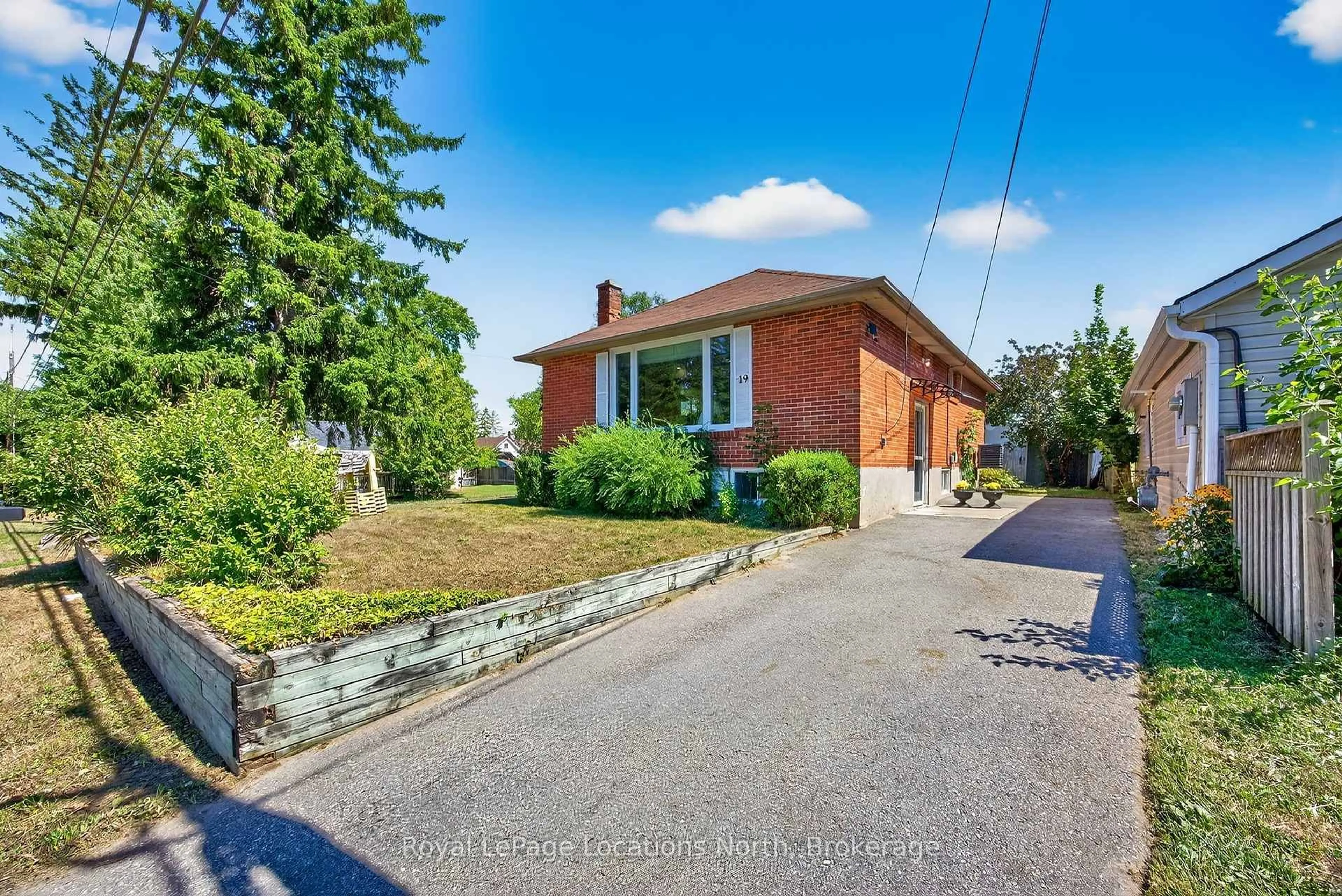 Home with brick exterior material, street for 19 70th St, Wasaga Beach Ontario L9Z 1T6