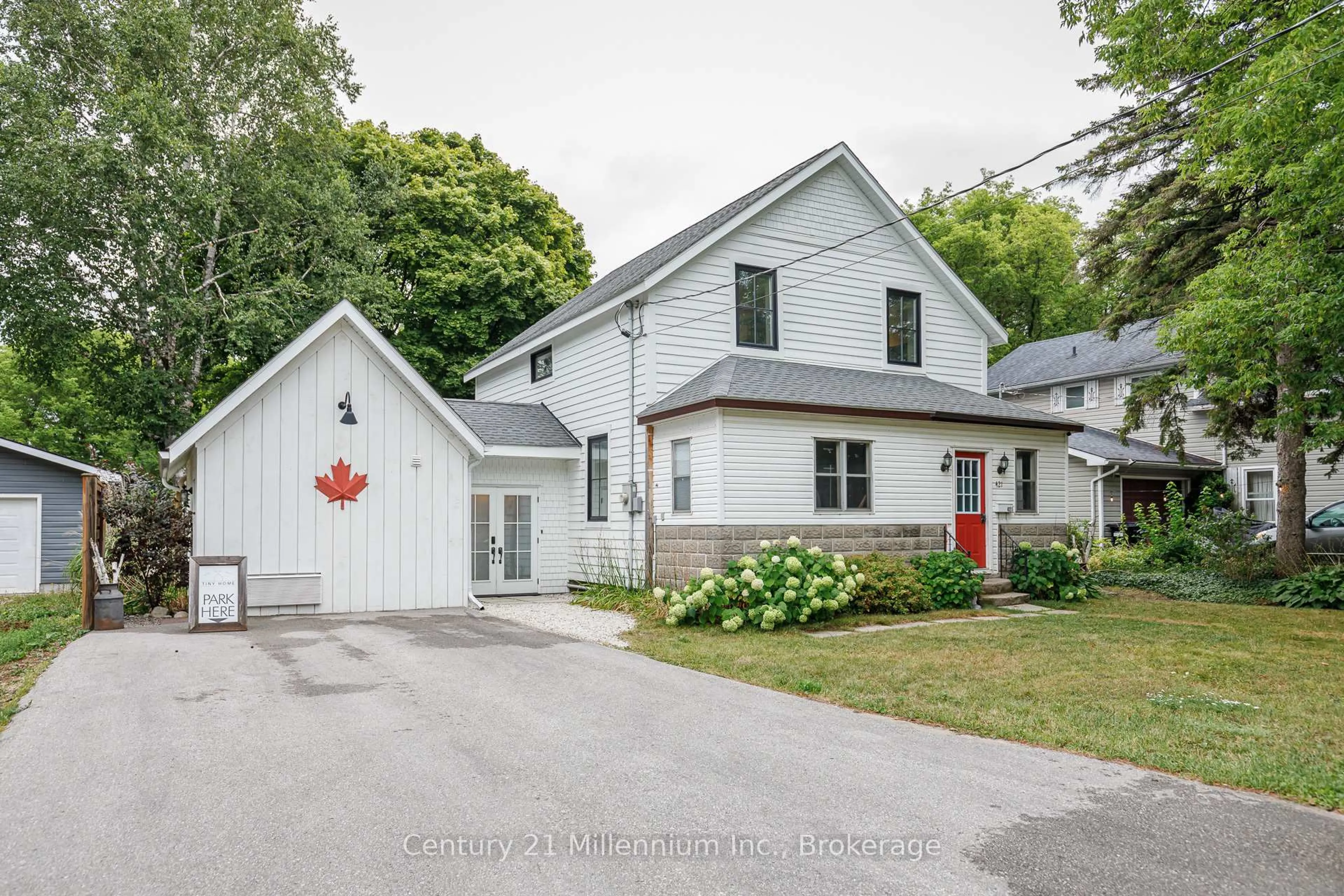 A pic from outside/outdoor area/front of a property/back of a property/a pic from drone, street for 421 Napier St, Collingwood Ontario L9Y 3T8