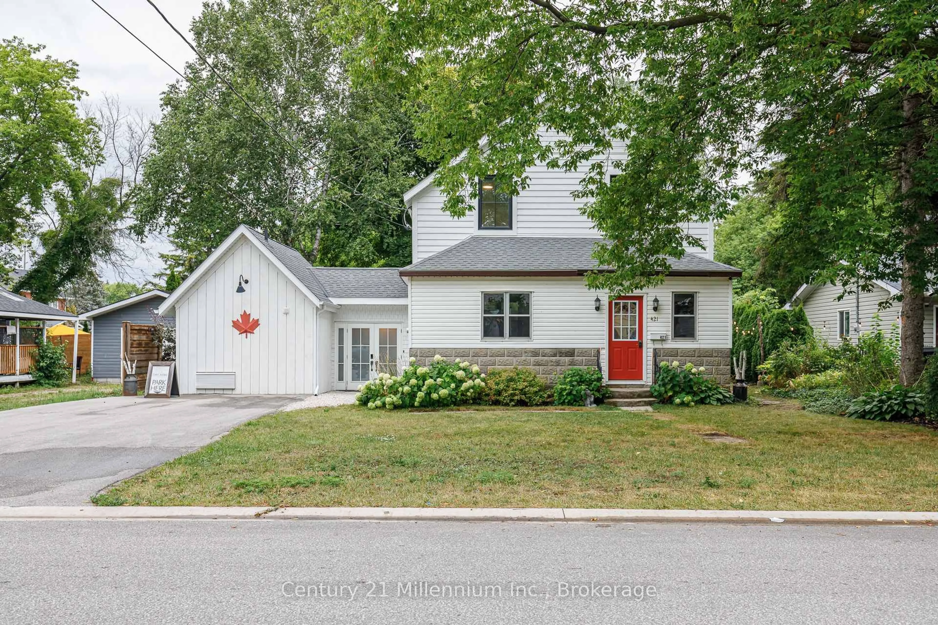 Home with vinyl exterior material, street for 421 Napier St, Collingwood Ontario L9Y 3T8