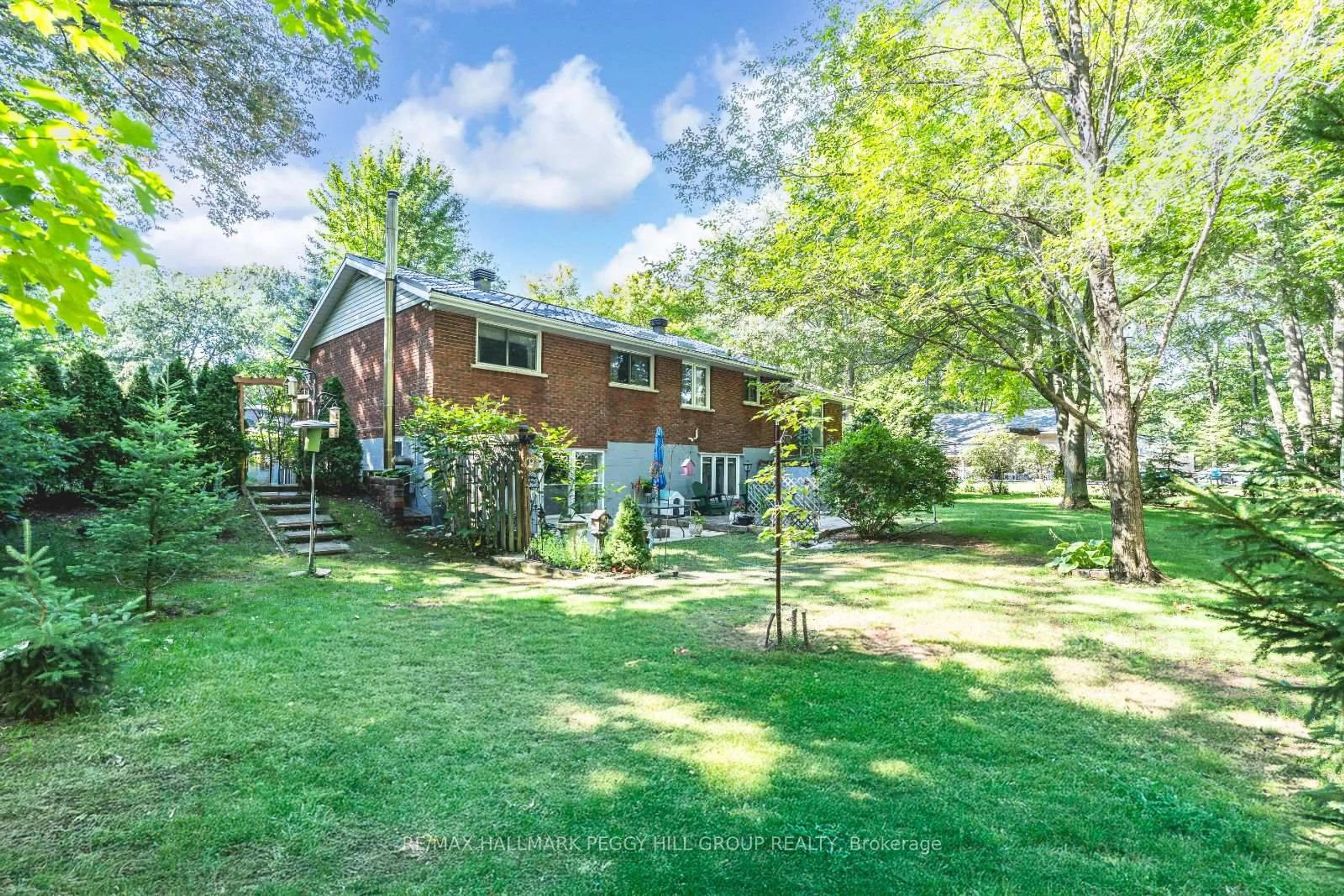 A pic from outside/outdoor area/front of a property/back of a property/a pic from drone, unknown for 82 Helena St, Wasaga Beach Ontario L9Z 1R1