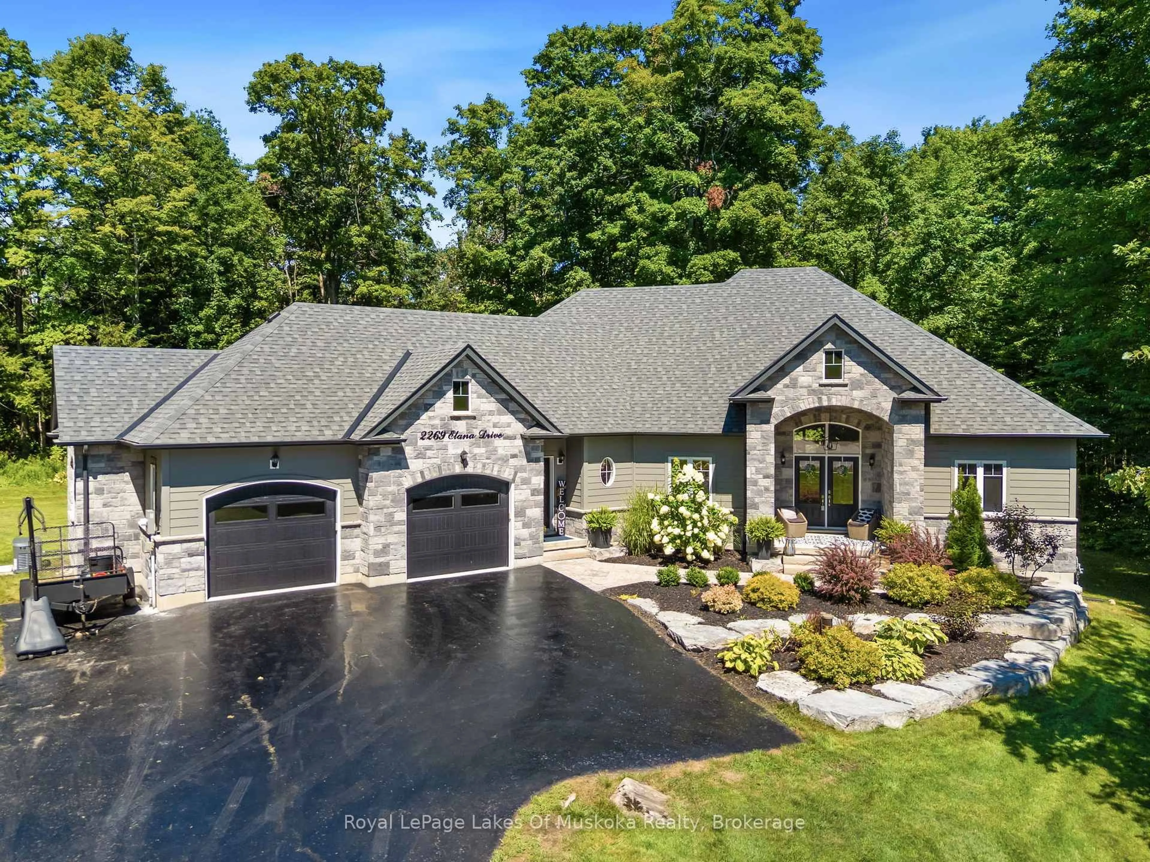 Home with brick exterior material, unknown for 2269 Elana Dr, Severn Ontario L3V 0C1