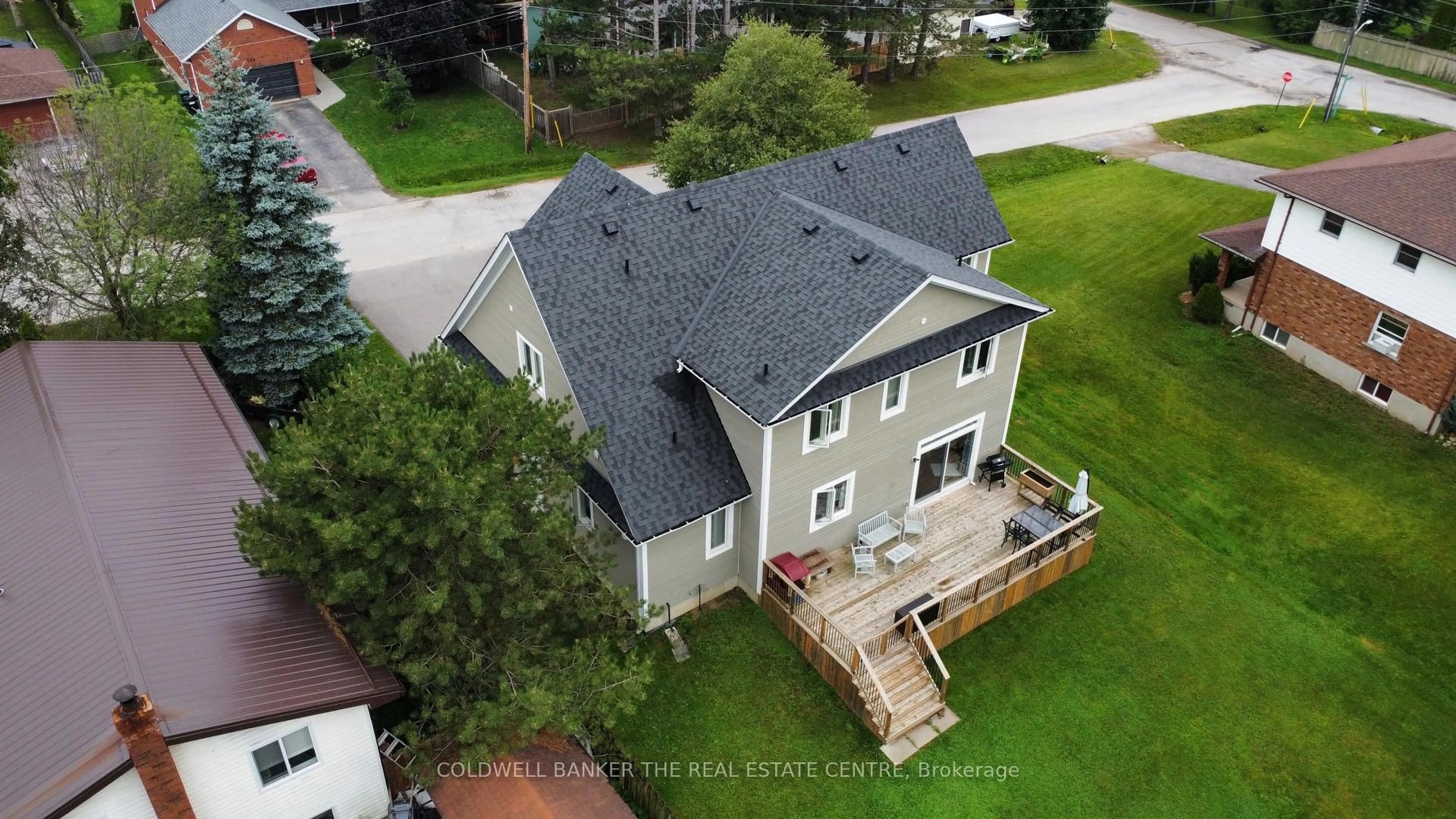 A pic from outside/outdoor area/front of a property/back of a property/a pic from drone, building for 202 Clarence St, Clearview Ontario L0M 1S0