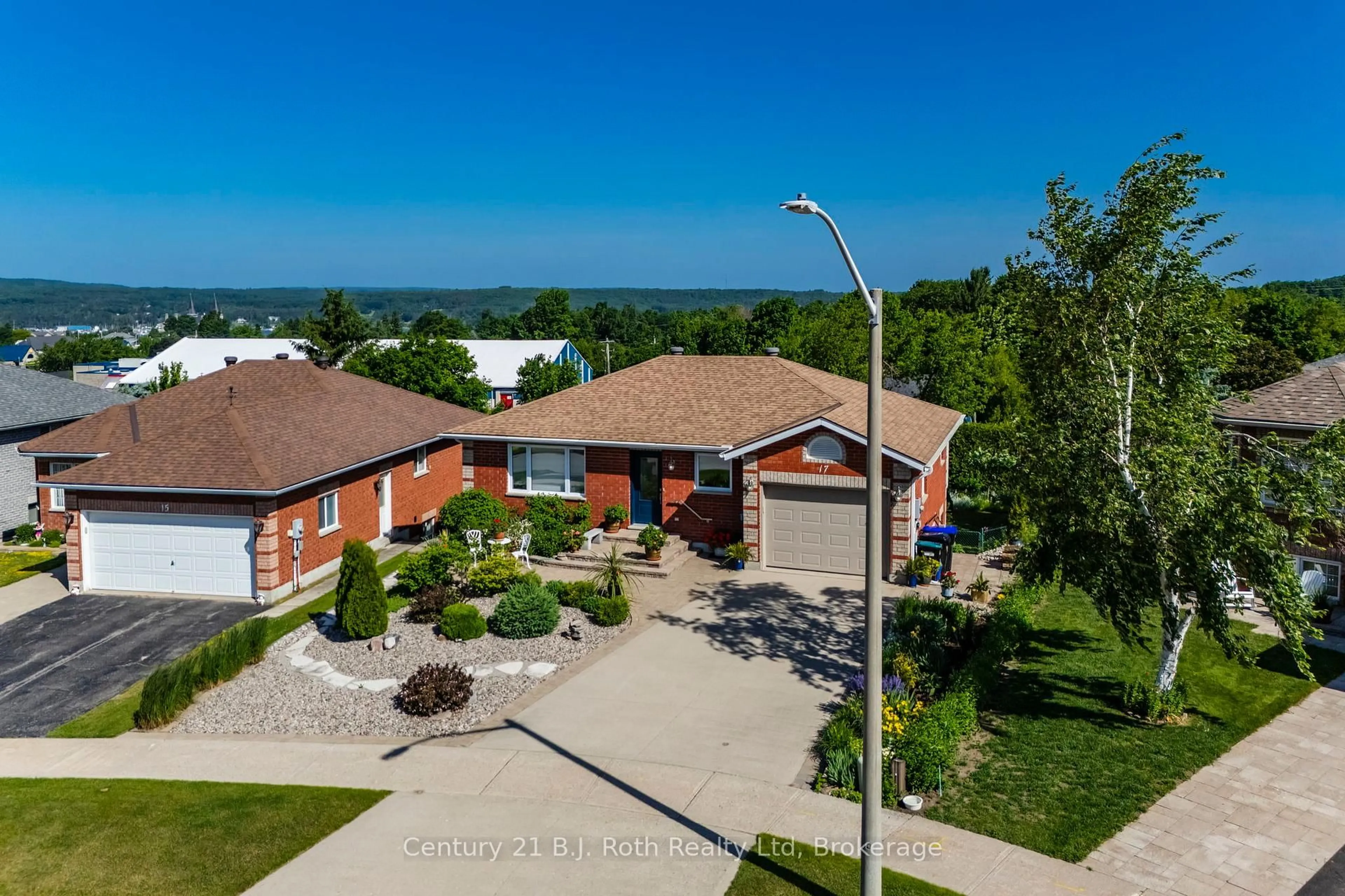 A pic from outside/outdoor area/front of a property/back of a property/a pic from drone, street for 17 Charles St, Penetanguishene Ontario L9M 2G6