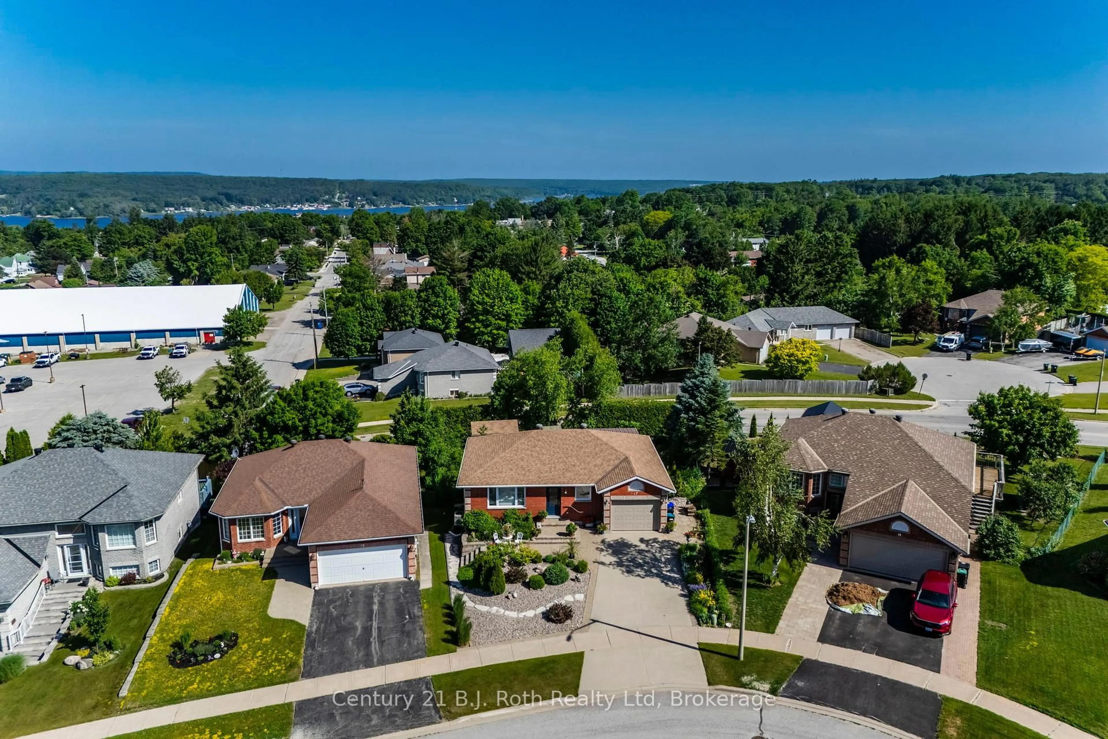 A pic from outside/outdoor area/front of a property/back of a property/a pic from drone, water/lake/river/ocean view for 17 Charles St, Penetanguishene Ontario L9M 2G6
