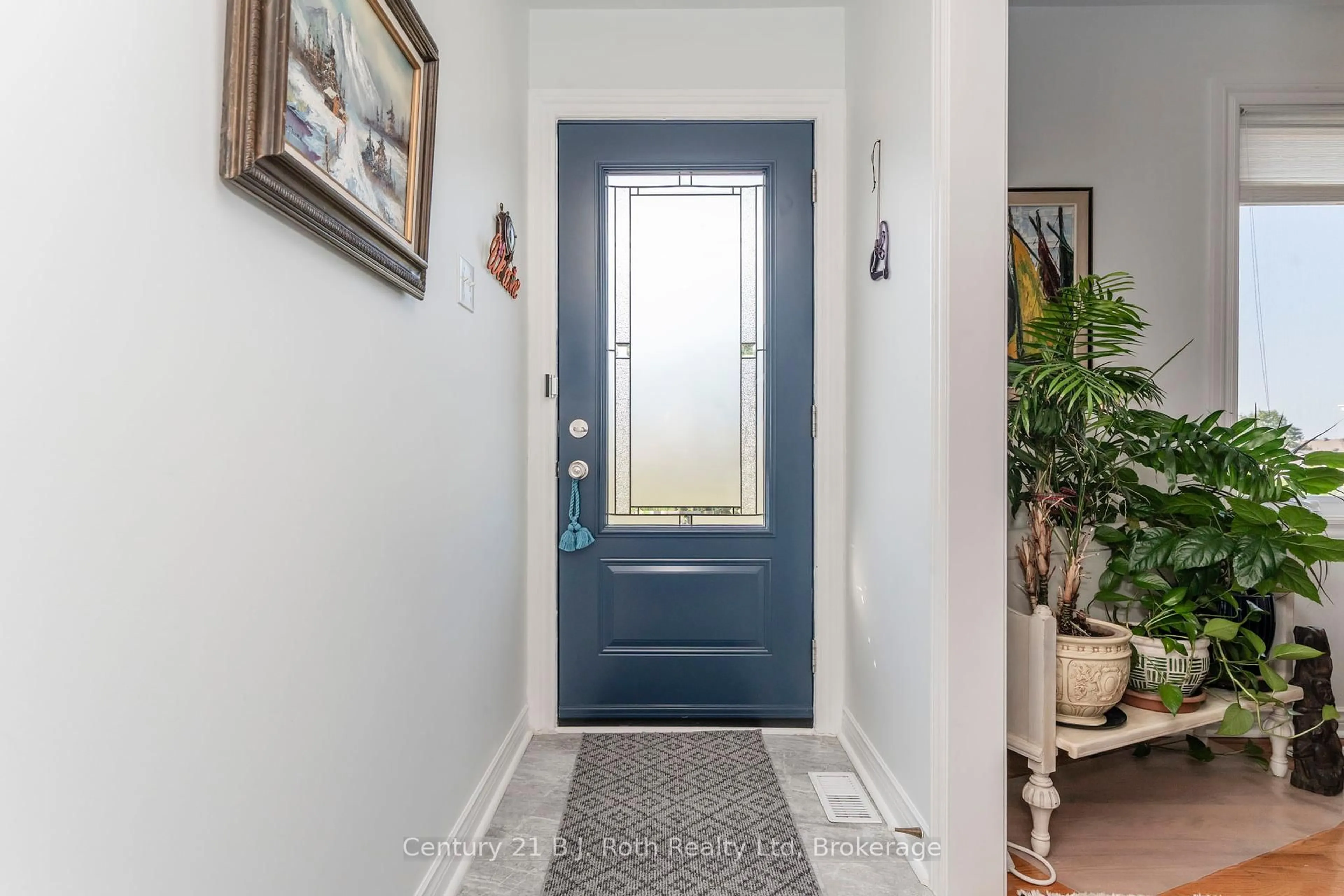 Indoor entryway for 17 Charles St, Penetanguishene Ontario L9M 2G6