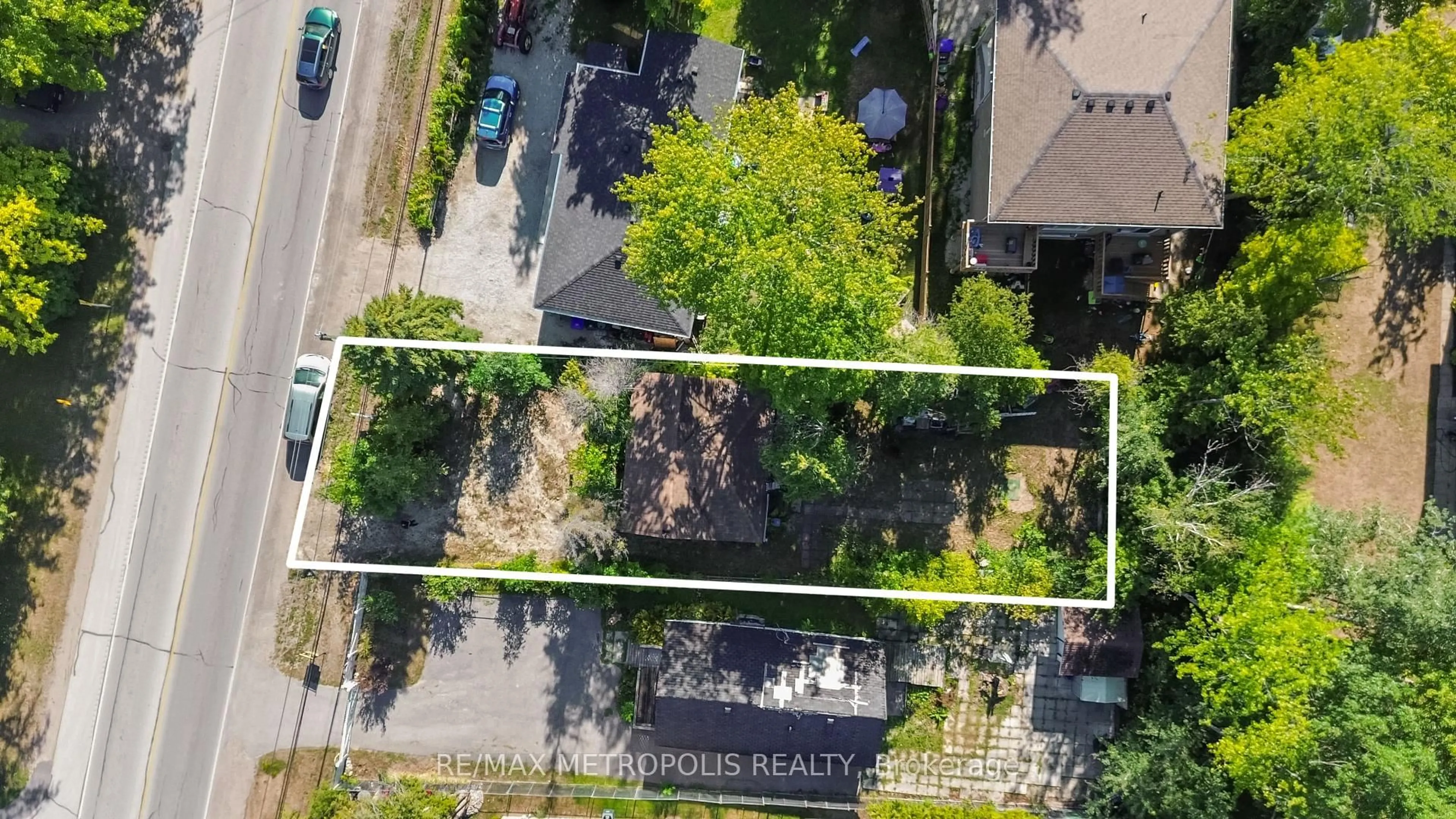 A pic from outside/outdoor area/front of a property/back of a property/a pic from drone, street for 3126 Mosley St, Wasaga Beach Ontario L9Z 1V6