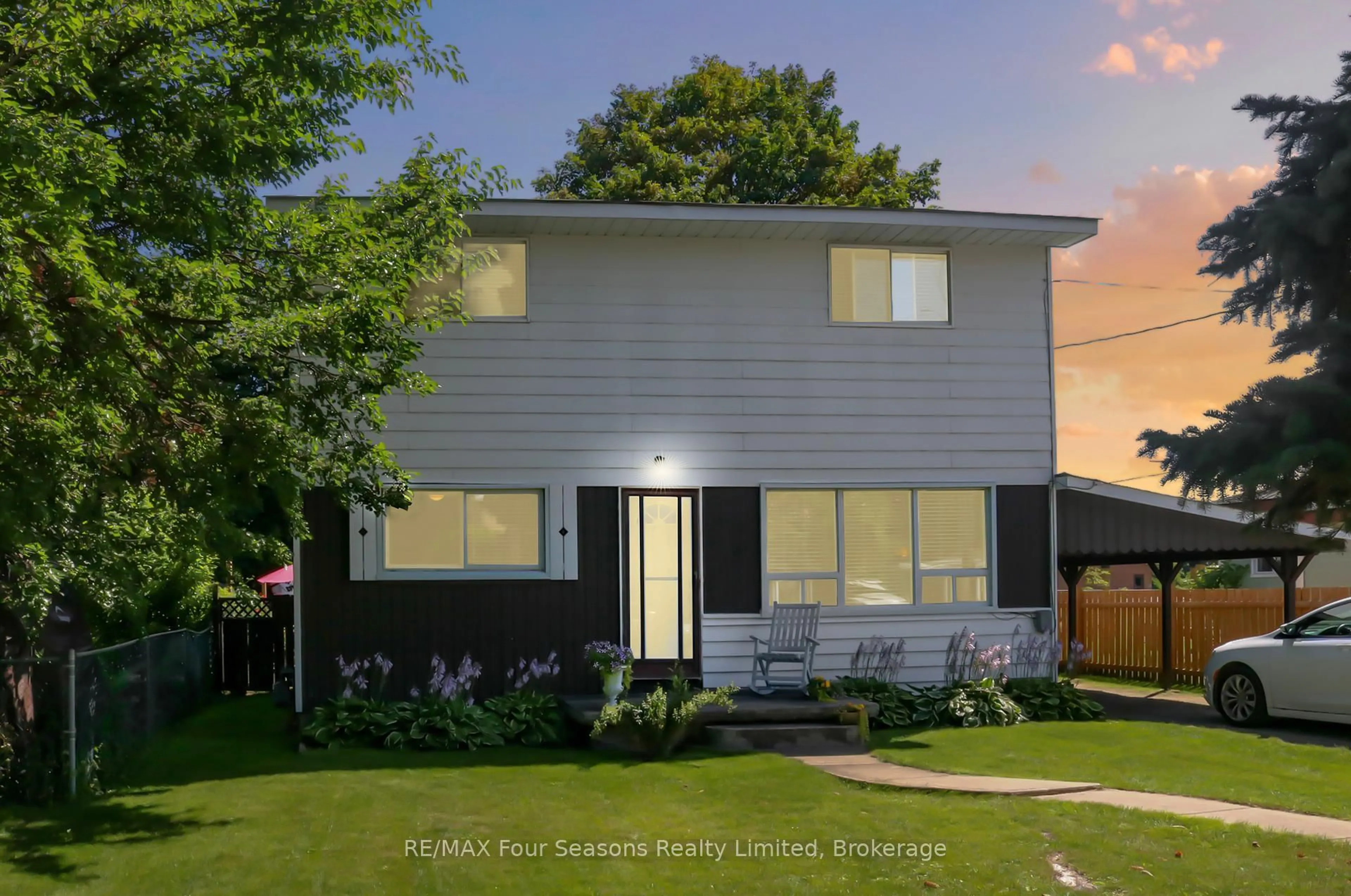 Home with vinyl exterior material, street for 46 ERIE St, Collingwood Ontario L9Y 1P4