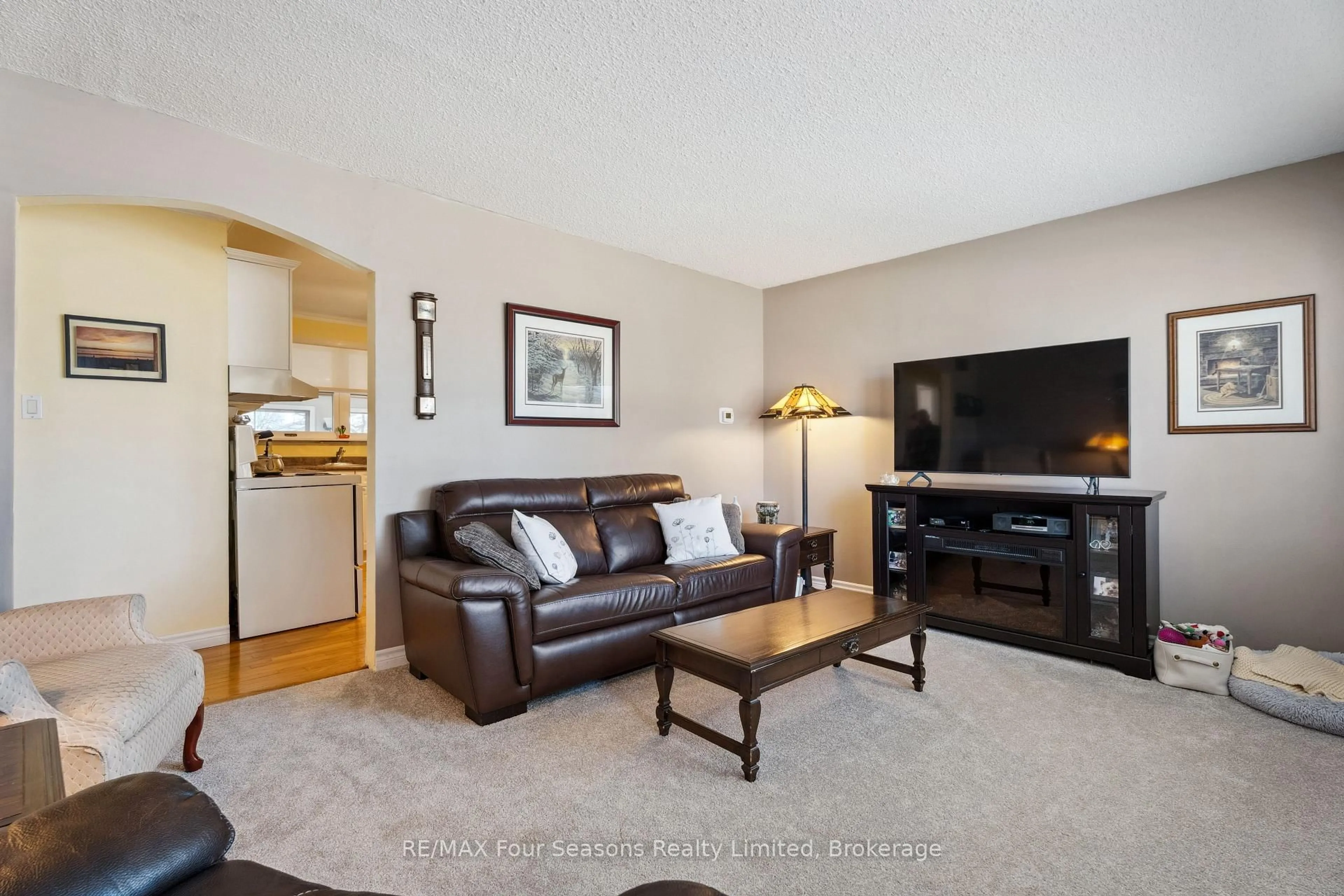 Living room with furniture, unknown for 46 ERIE St, Collingwood Ontario L9Y 1P4