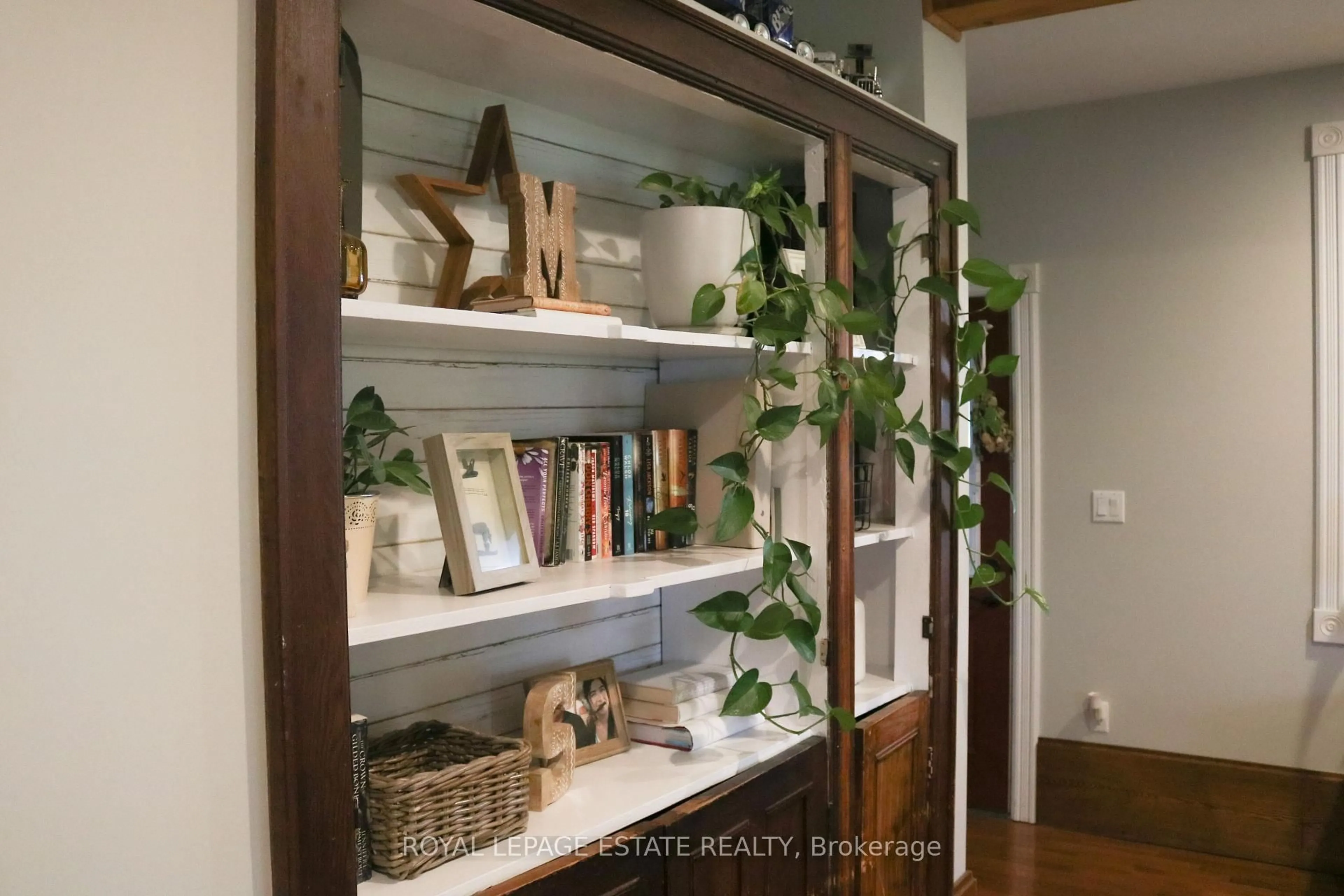 Indoor entryway for 4295 Horseshoe Valley Rd, Springwater Ontario L9X 1G1