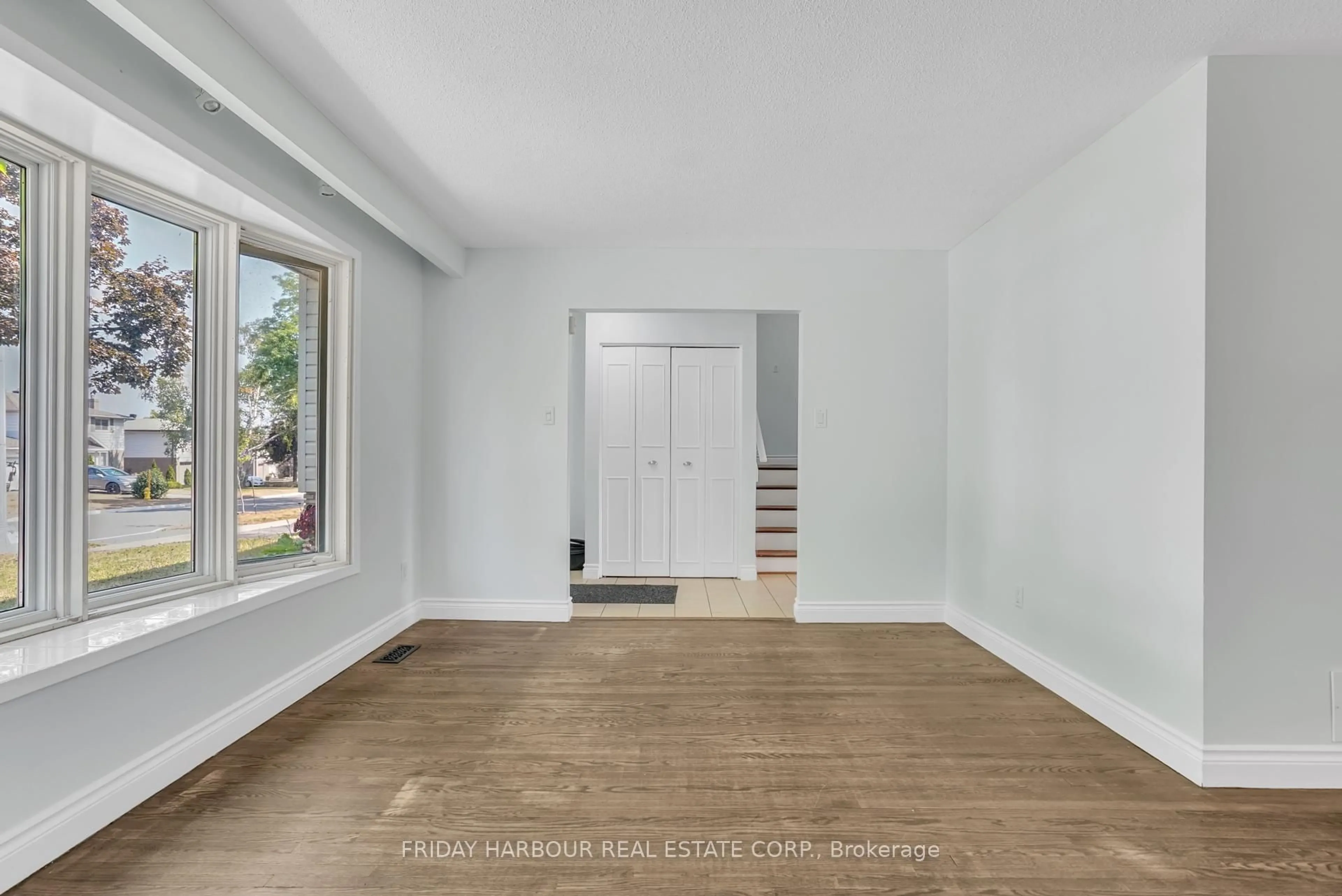 Indoor entryway for 9 MEADOWLAND Ave, Barrie Ontario L4N 2Y3