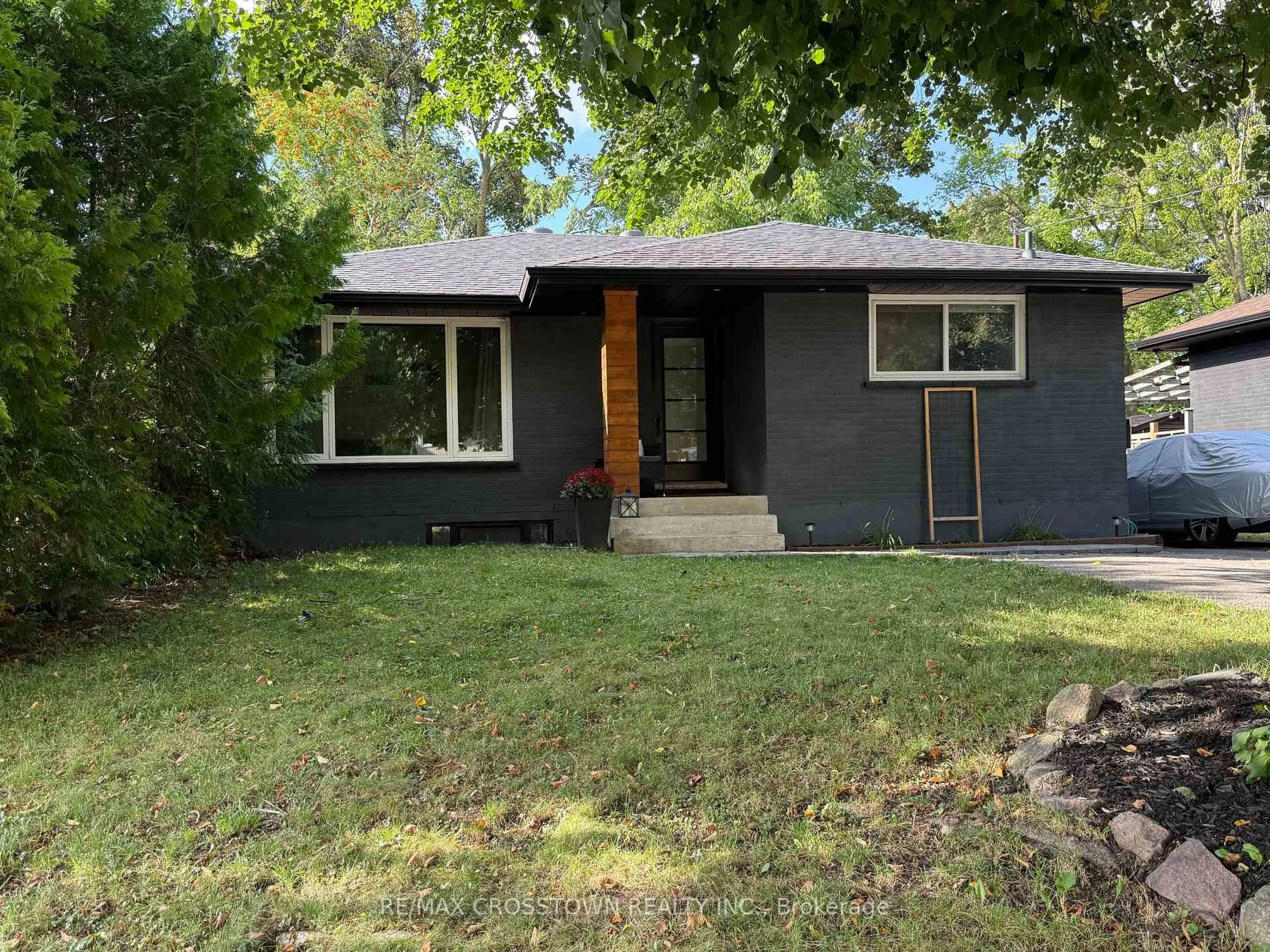 Home with vinyl exterior material, street for 34 Queen St, Barrie Ontario L4M 1Z1