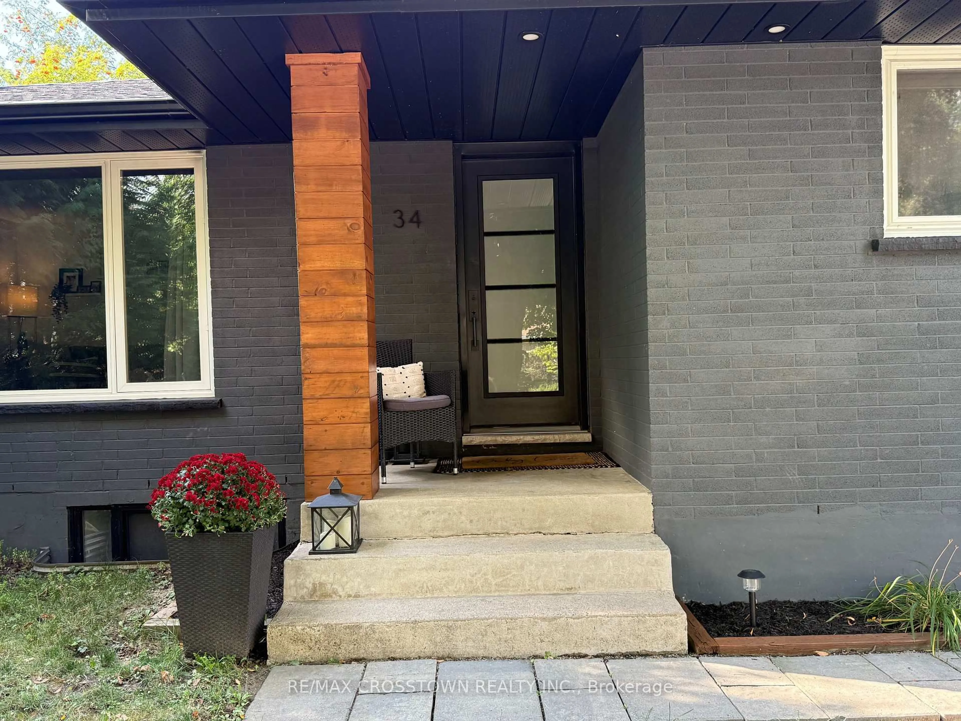 Indoor entryway for 34 Queen St, Barrie Ontario L4M 1Z1