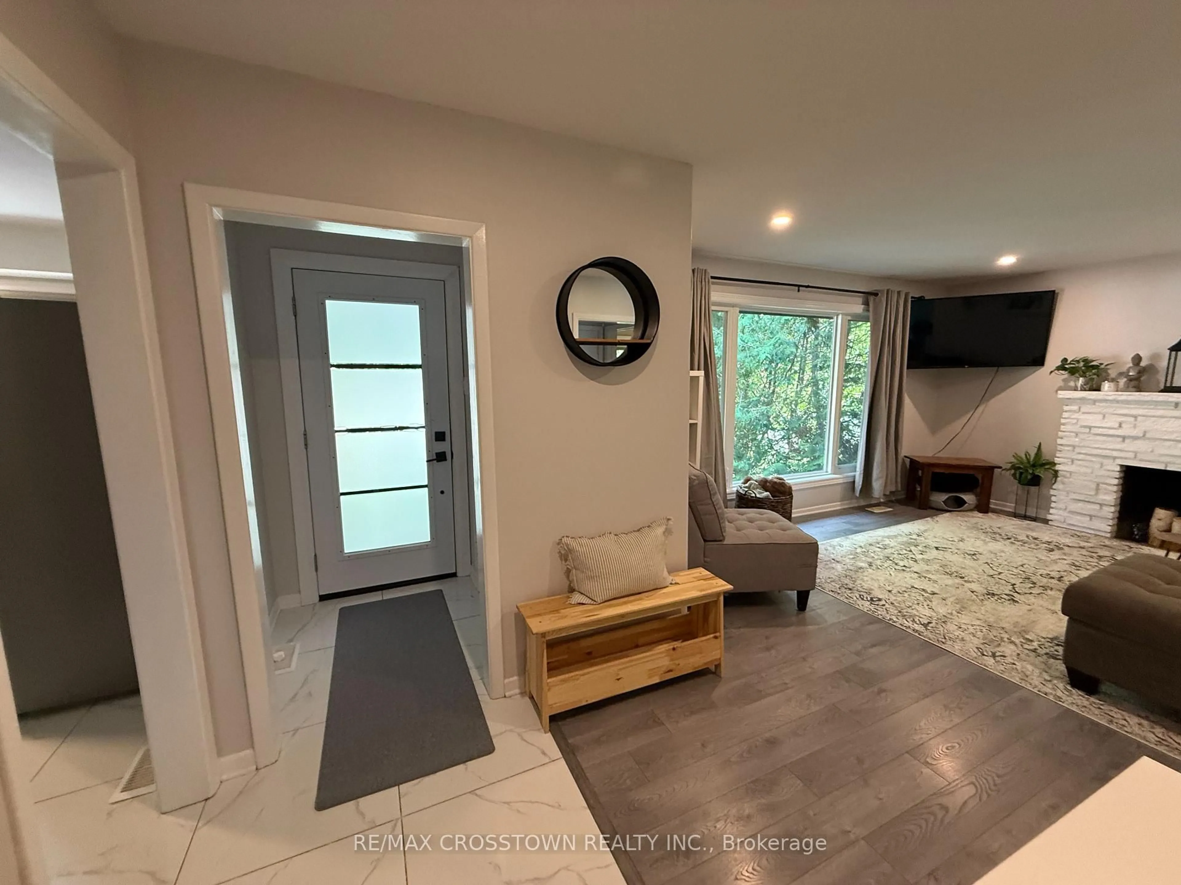 Indoor entryway for 34 Queen St, Barrie Ontario L4M 1Z1