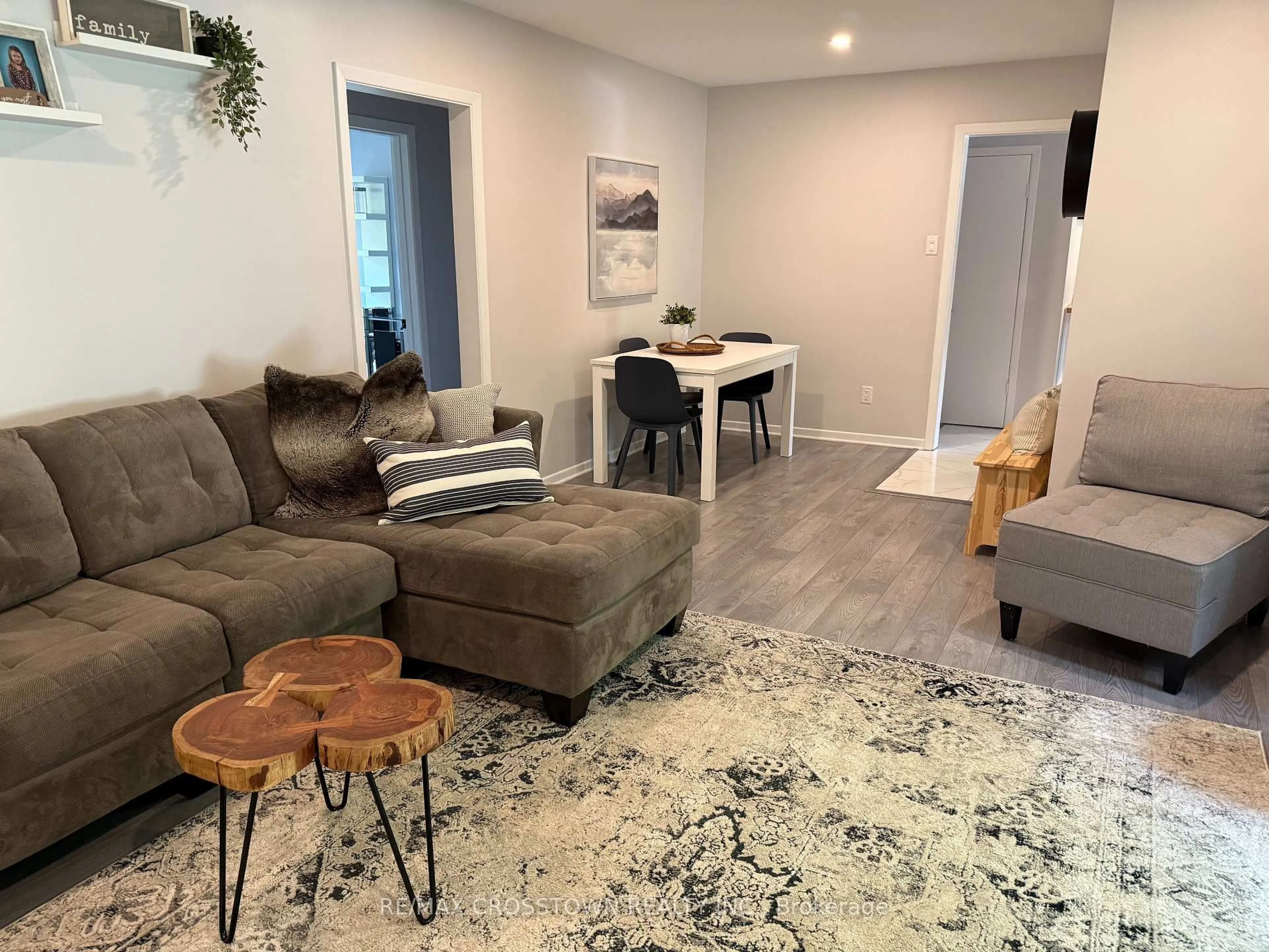 Living room with furniture, wood/laminate floor for 34 Queen St, Barrie Ontario L4M 1Z1