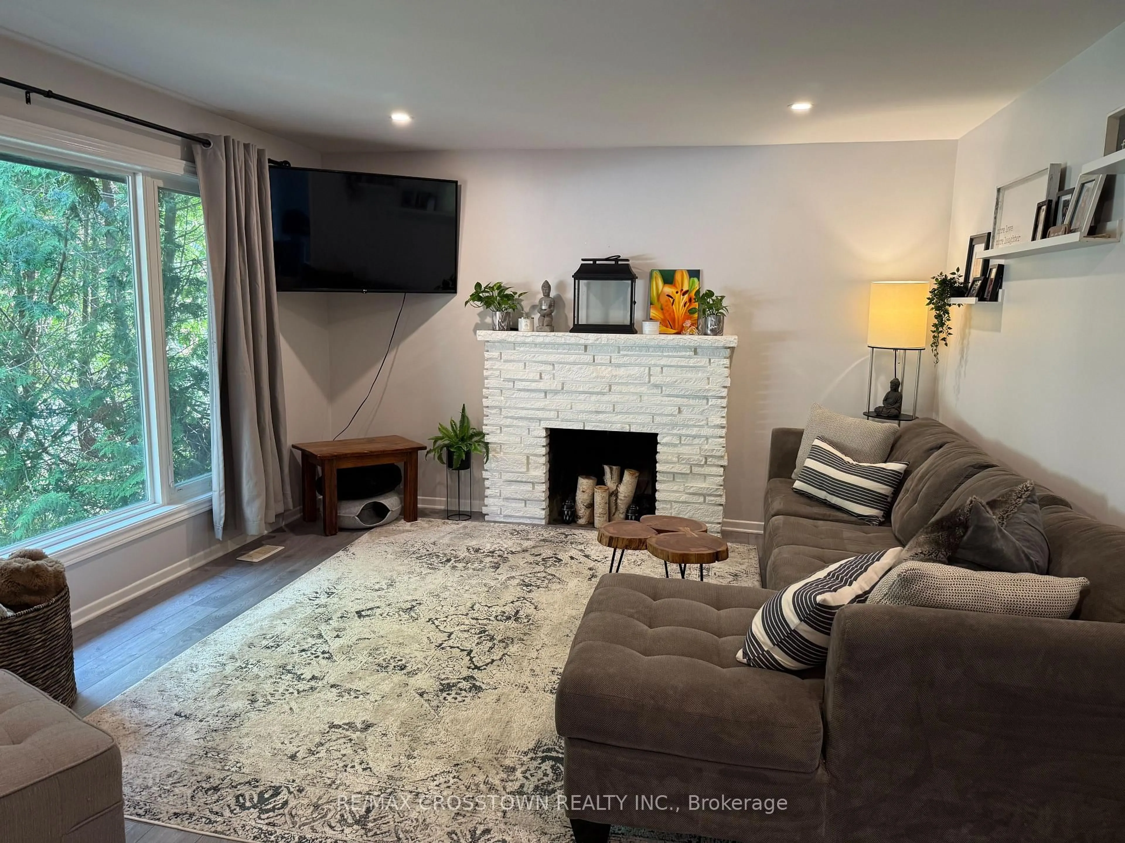 Living room with furniture, unknown for 34 Queen St, Barrie Ontario L4M 1Z1
