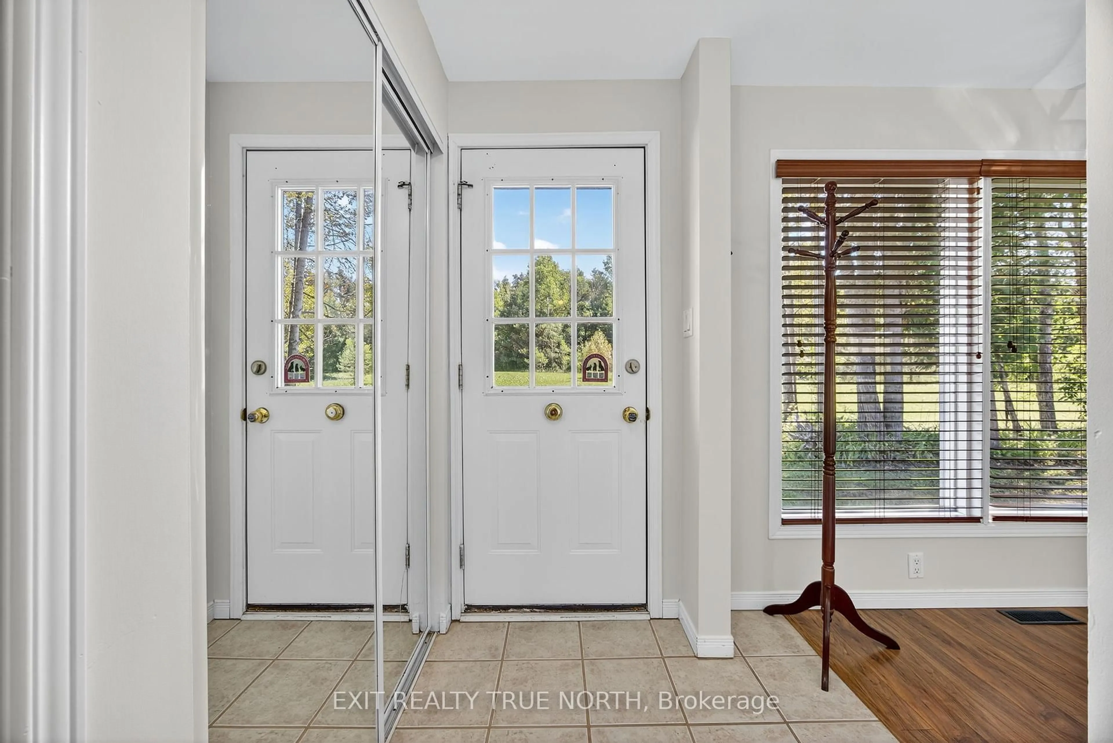 Indoor entryway for 2174 Atkinson Rd, Springwater Ontario L0L 2K0