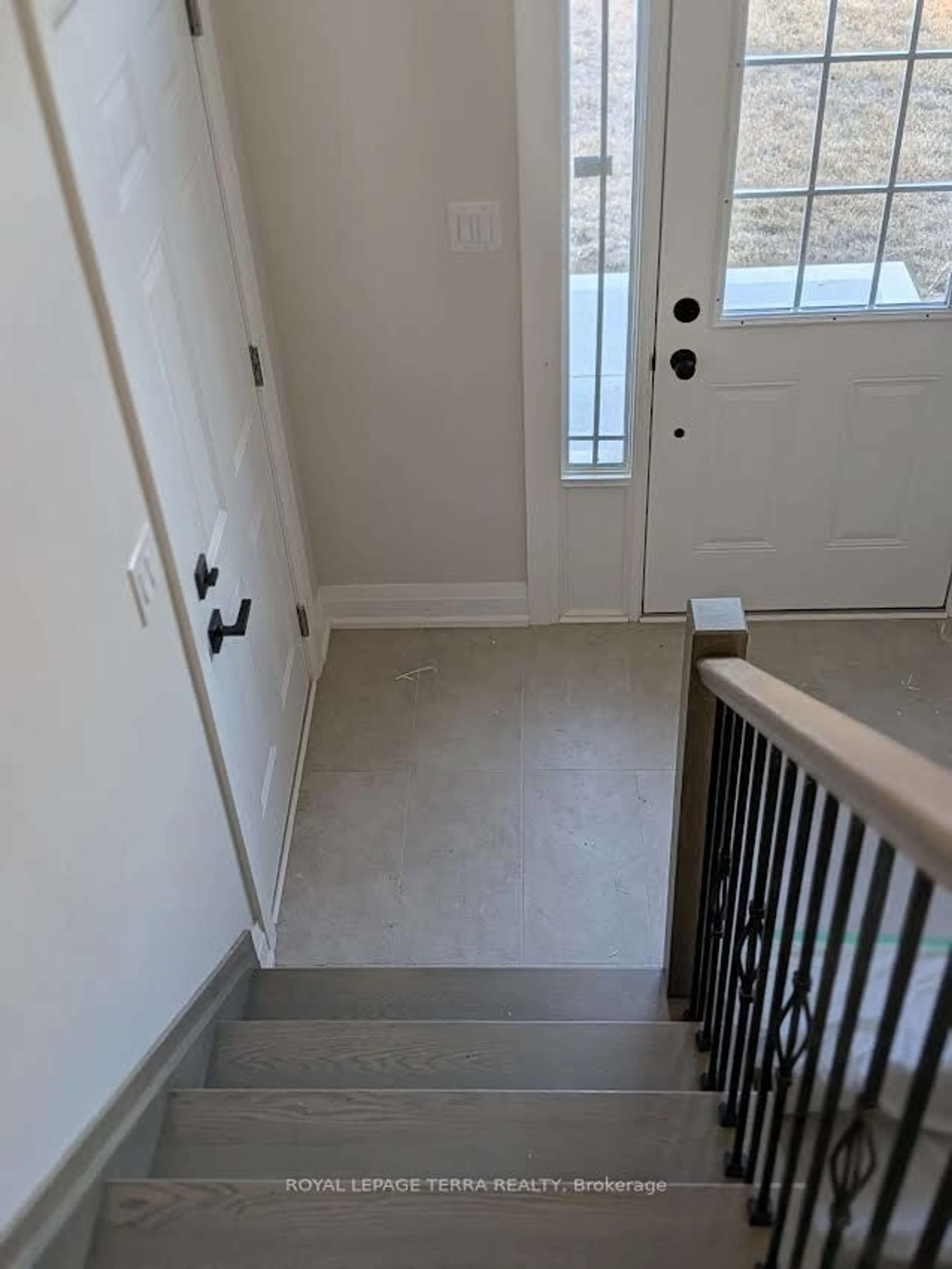Indoor entryway for 4 JOANNE Cres, Wasaga Beach Ontario L9Z 0S2