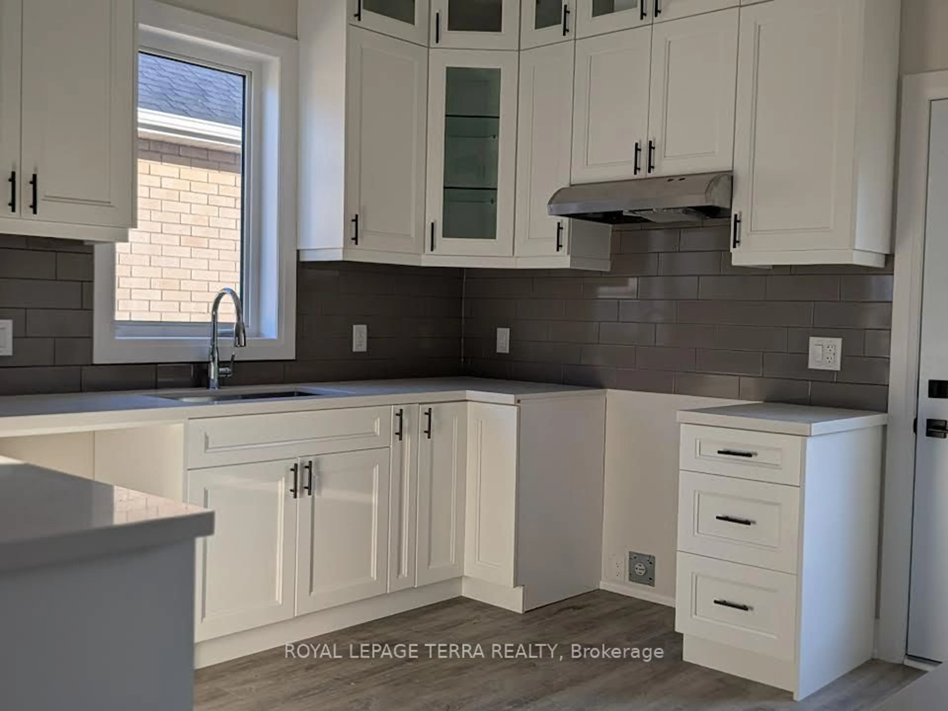 Open concept kitchen, ceramic/tile floor for 4 JOANNE Cres, Wasaga Beach Ontario L9Z 0S2