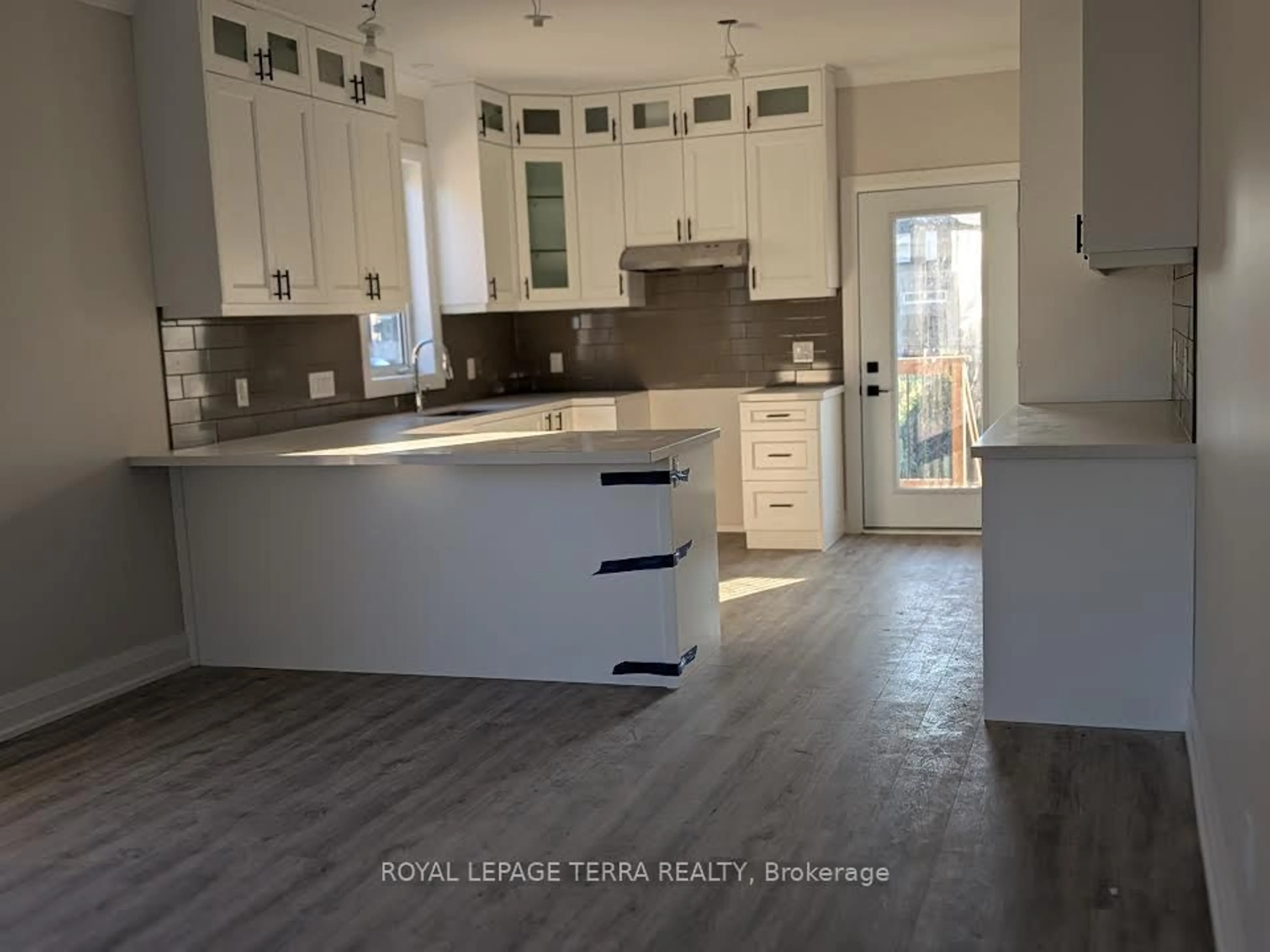 Open concept kitchen, wood/laminate floor for 4 JOANNE Cres, Wasaga Beach Ontario L9Z 0S2
