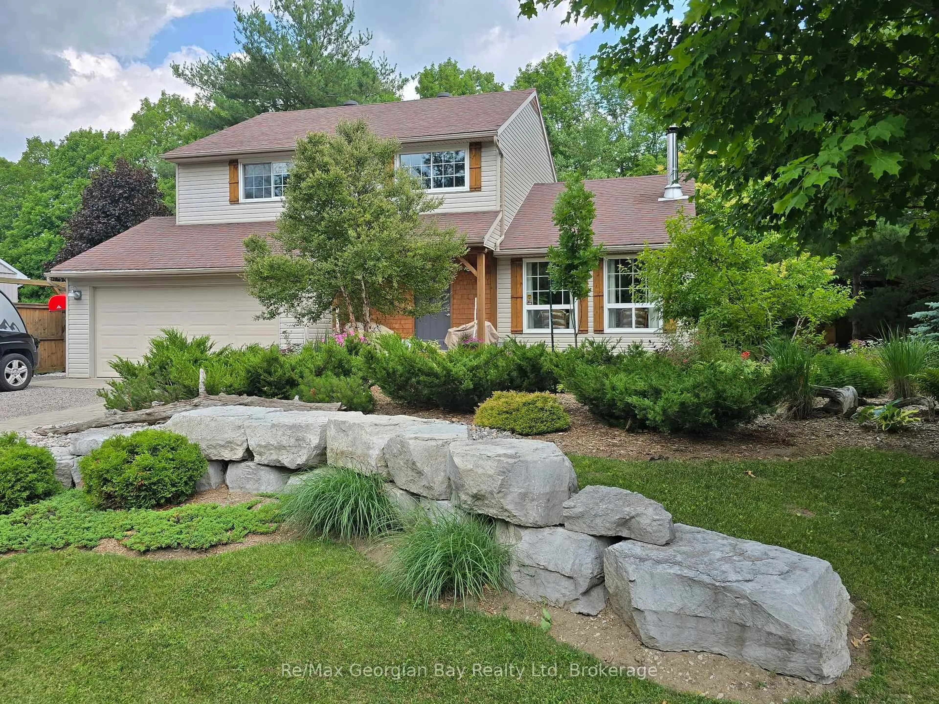 A pic from outside/outdoor area/front of a property/back of a property/a pic from drone, street for 30 SUMAC Cres, Oro-Medonte Ontario L0K 1E0